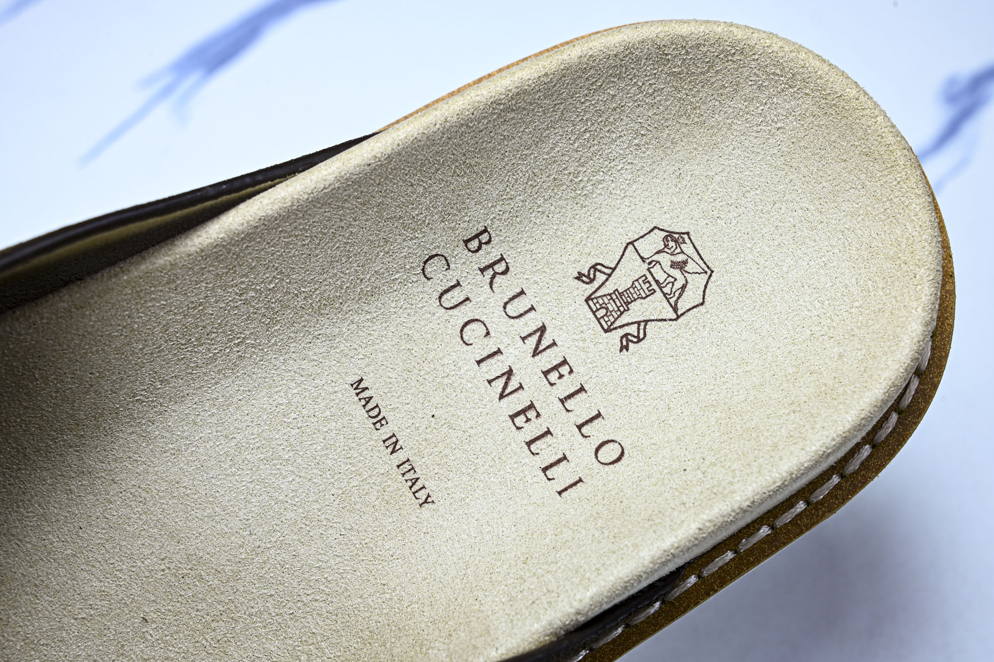 Brunello Cucinelli 绒面革平底套脚露趾一字拖鞋 MZUSOLY327CAY70 BROWN #YZ00 Brunello Cucinelli 绒面革平底套脚露趾一字拖鞋 MZUSOLY327CAY70 BROWN #YZ00