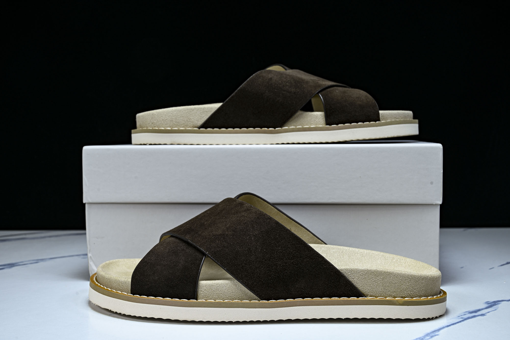 Brunello Cucinelli 绒面革平底套脚露趾一字拖鞋 MZUSOLY327CAY70 BROWN #YZ00 Brunello Cucinelli 绒面革平底套脚露趾一字拖鞋 MZUSOLY327CAY70 BROWN #YZ00