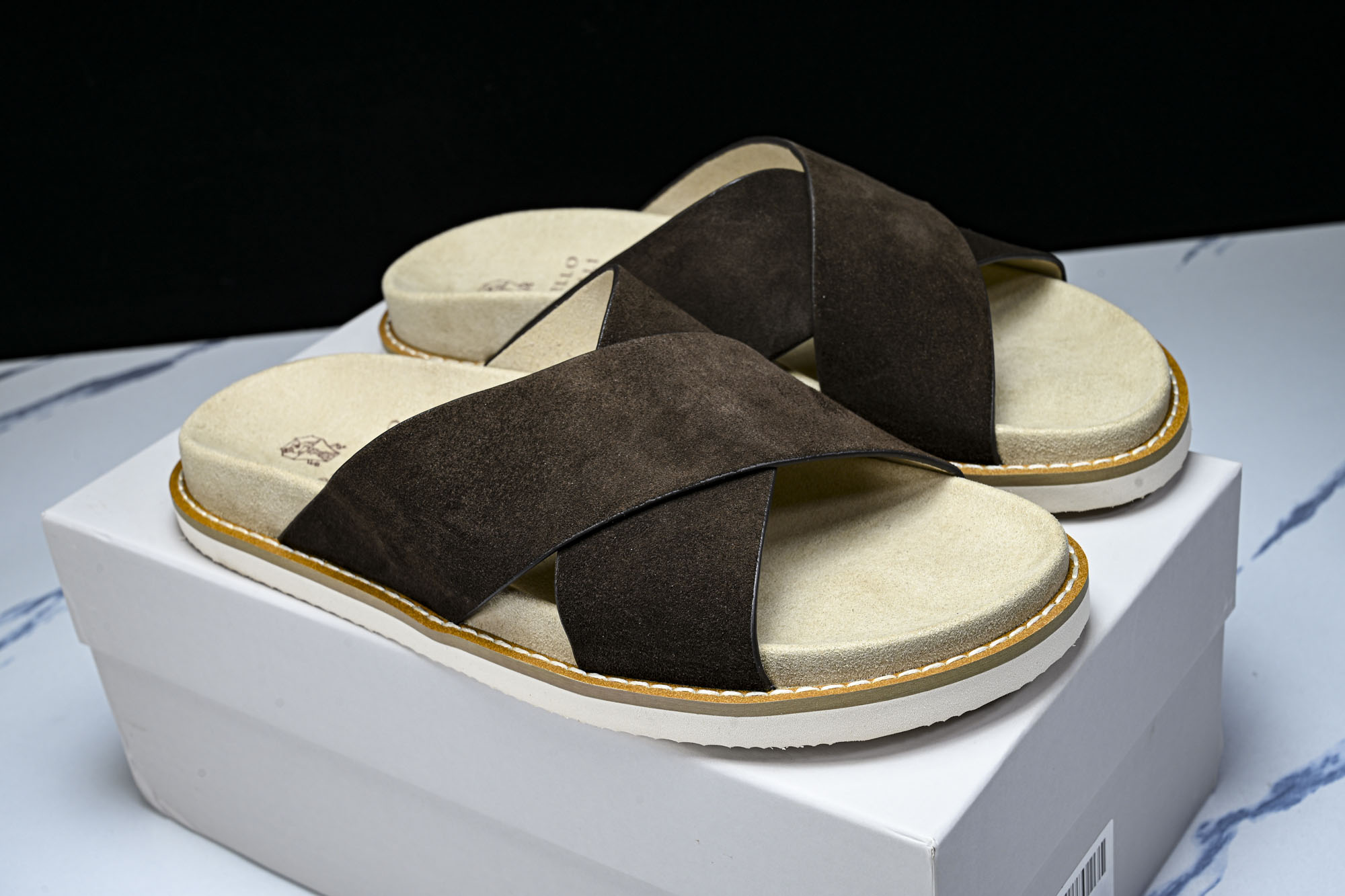 Brunello Cucinelli 绒面革平底套脚露趾一字拖鞋 MZUSOLY327CAY70 BROWN #YZ00 Brunello Cucinelli 绒面革平底套脚露趾一字拖鞋 MZUSOLY327CAY70 BROWN #YZ00