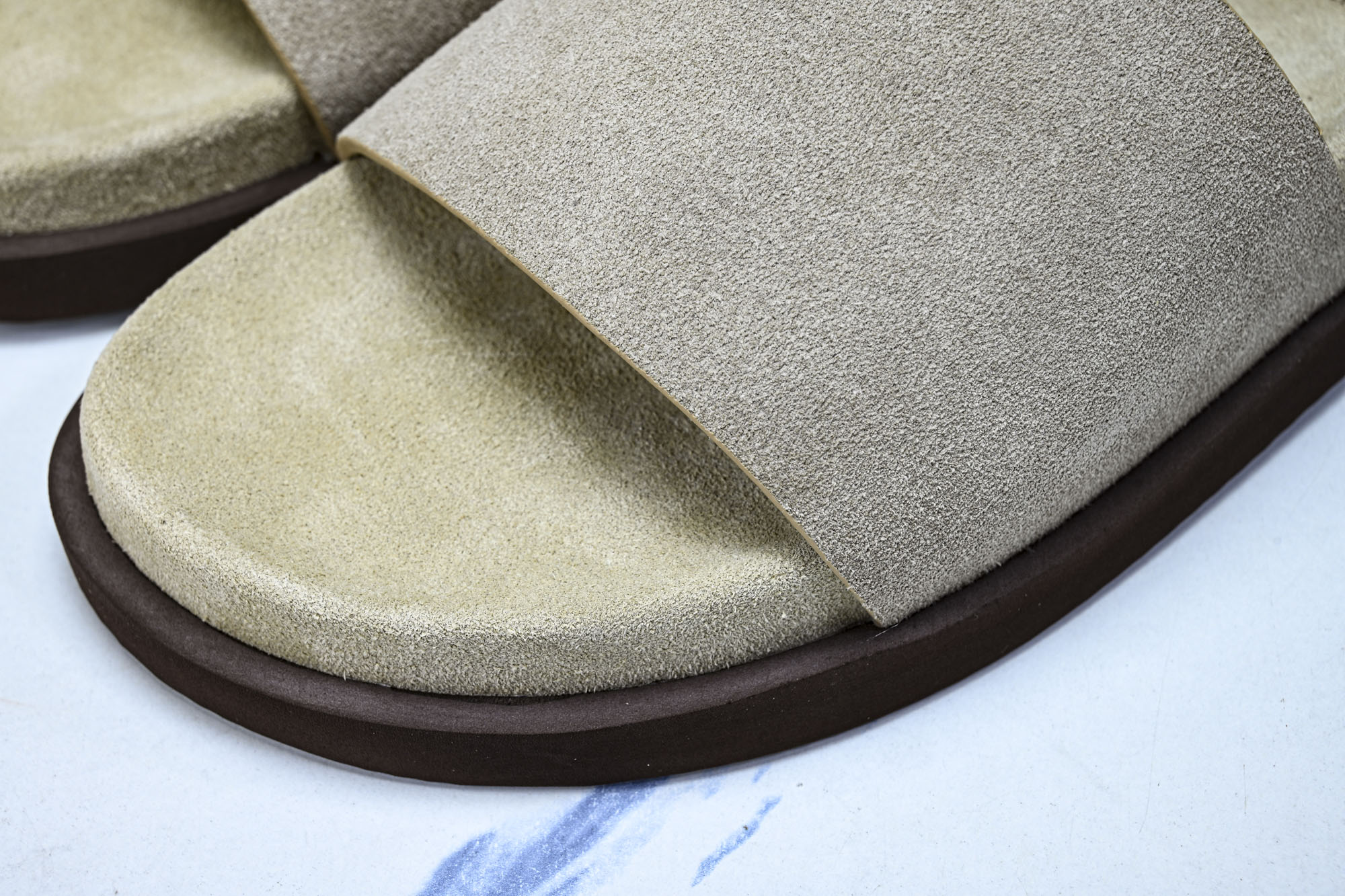 Brunello Cucinelli 七夕礼物春夏系列 男士绒面革交叉凉拖鞋 #YZ006 尺码:39 40 41 42 Brunello Cucinelli 七夕礼物春夏系列 男士绒面革交叉凉拖鞋 #YZ006 尺码:39 40 41 42