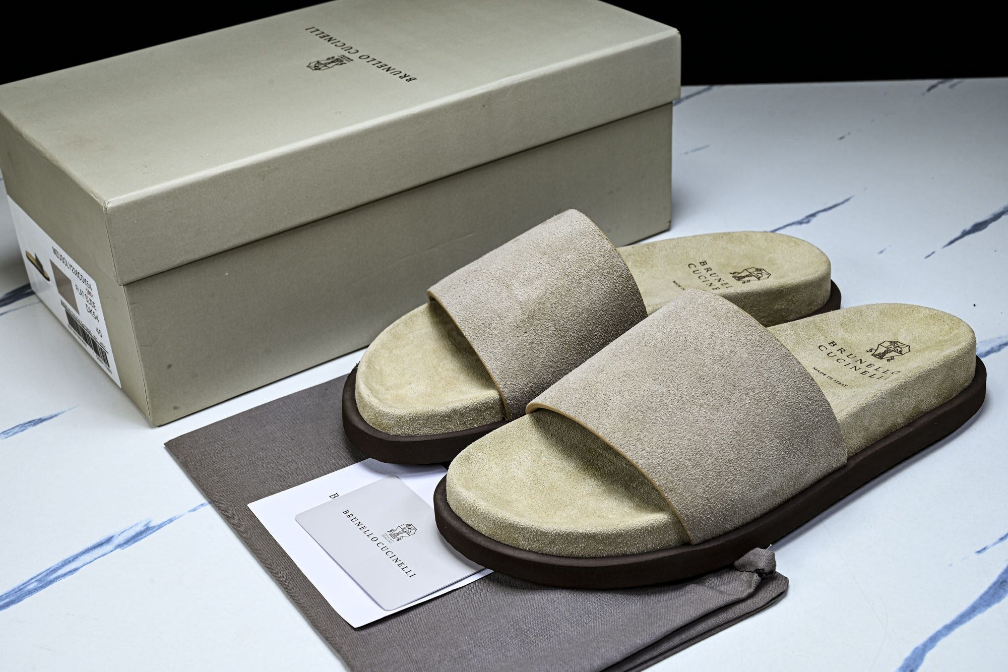 Brunello Cucinelli 七夕礼物春夏系列 男士绒面革交叉凉拖鞋 #YZ006 尺码:39 40 41 42 Brunello Cucinelli 七夕礼物春夏系列 男士绒面革交叉凉拖鞋 #YZ006 尺码:39 40 41 42
