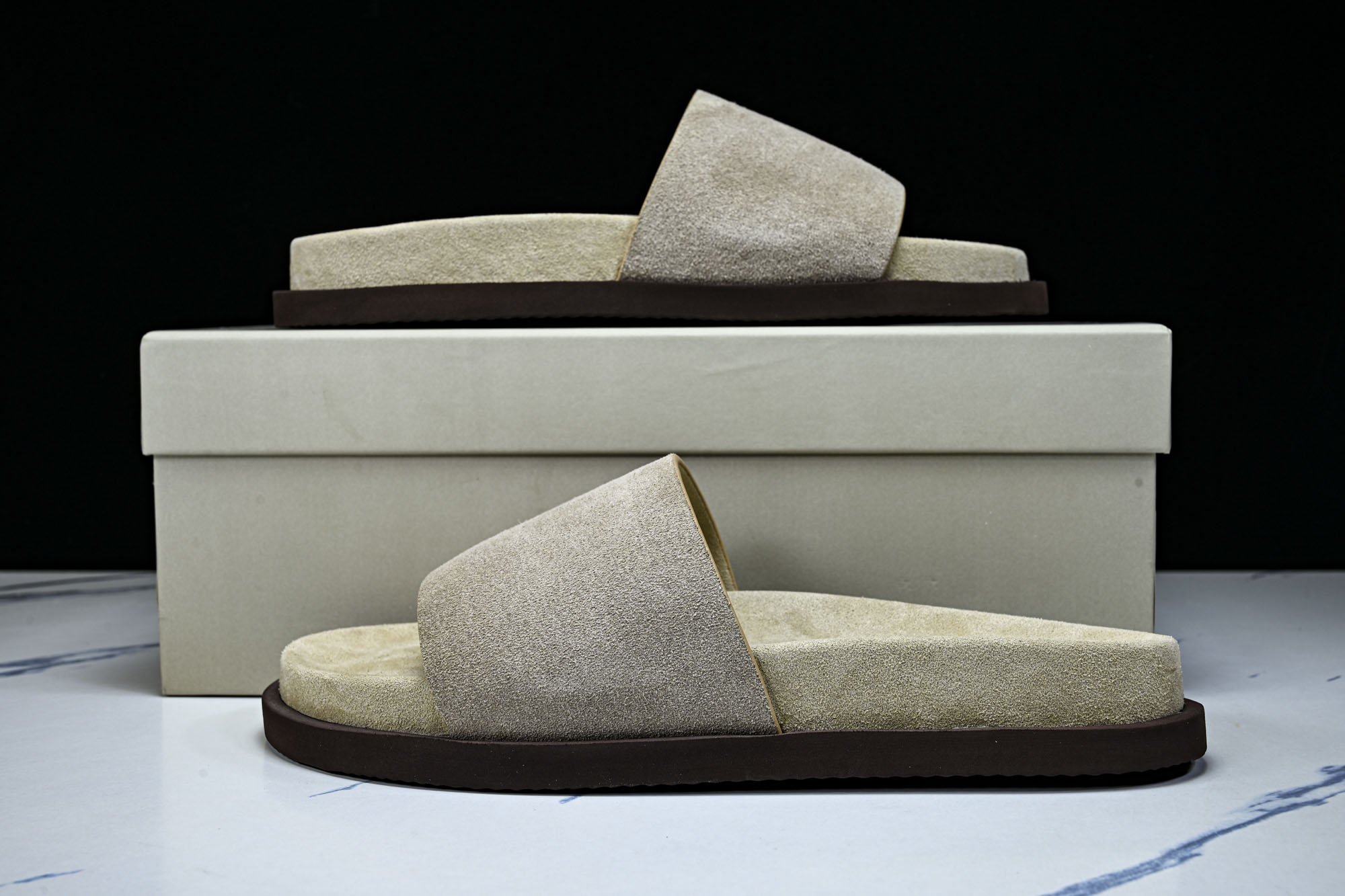 Brunello Cucinelli 七夕礼物春夏系列 男士绒面革交叉凉拖鞋 #YZ006 尺码:39 40 41 42 Brunello Cucinelli 七夕礼物春夏系列 男士绒面革交叉凉拖鞋 #YZ006 尺码:39 40 41 42