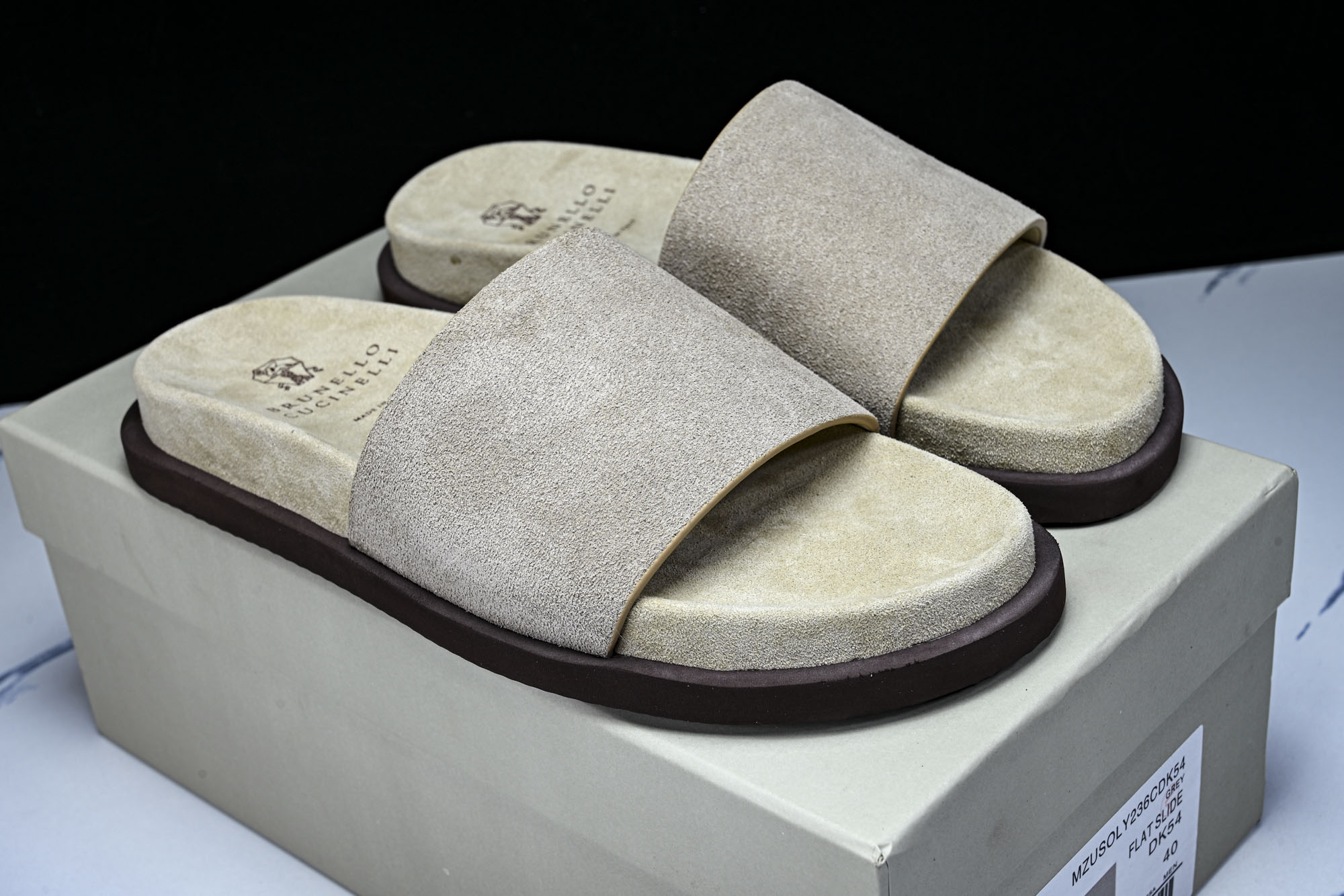 Brunello Cucinelli 七夕礼物春夏系列 男士绒面革交叉凉拖鞋 #YZ006 尺码:39 40 41 42 Brunello Cucinelli 七夕礼物春夏系列 男士绒面革交叉凉拖鞋 #YZ006 尺码:39 40 41 42