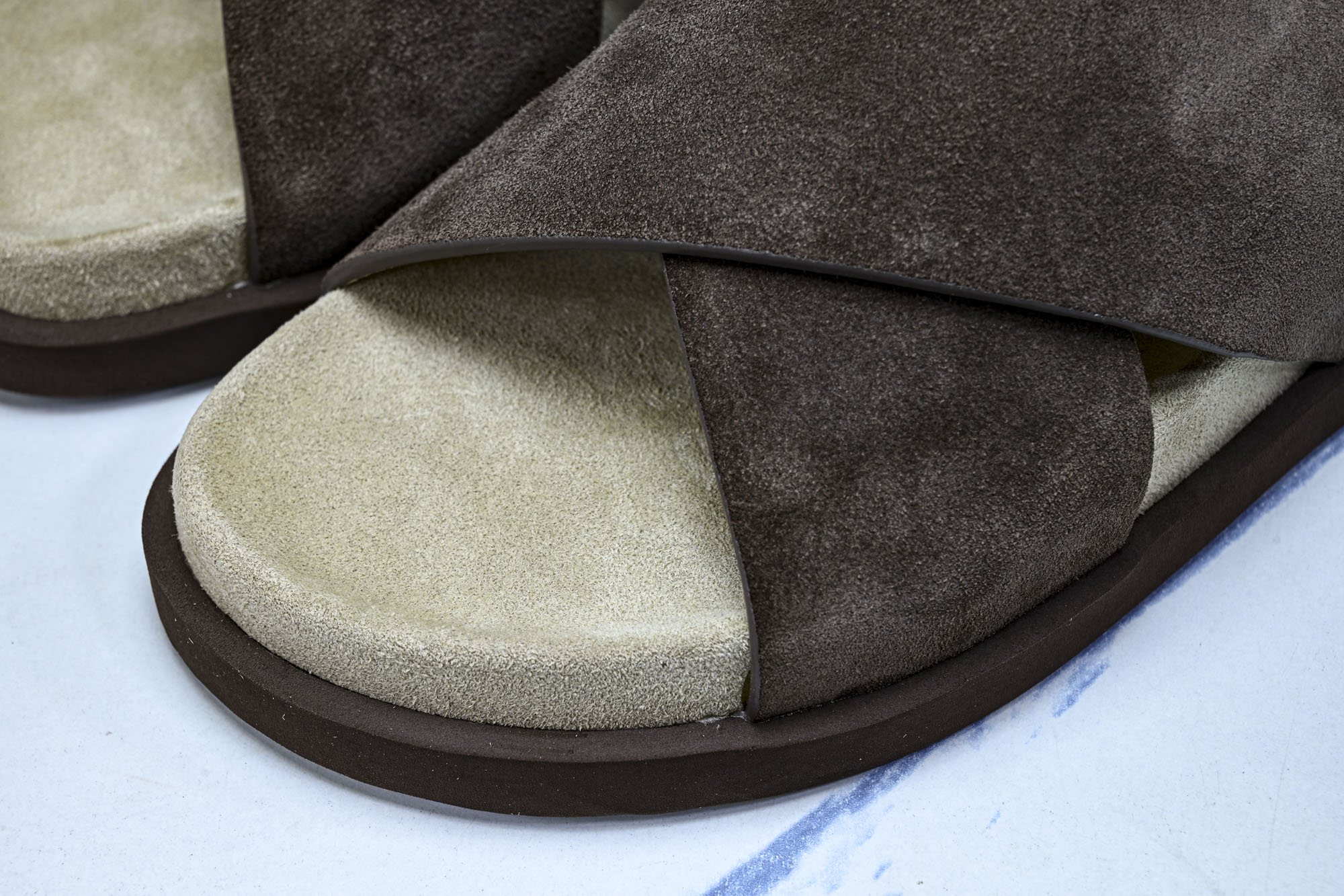 Brunello Cucinelli 七夕礼物春夏系列 男士绒面革交叉凉拖鞋_2V #YZ006 尺码:39 40 41 Brunello Cucinelli 七夕礼物春夏系列 男士绒面革交叉凉拖鞋_2V #YZ006 尺码:39 40 41