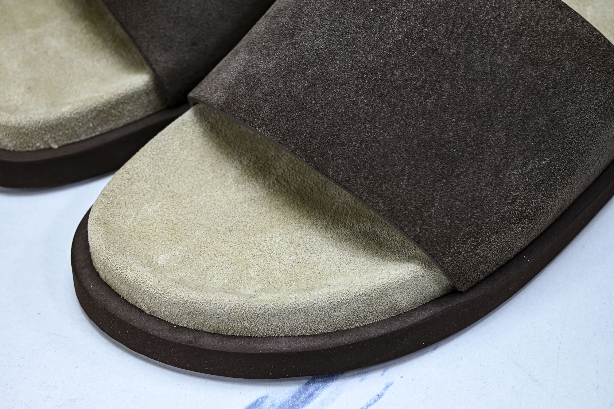 Brunello Cucinelli 七夕礼物春夏系列 男士绒面革交叉凉拖鞋_4 #YZ006 尺码:39 40 41 Brunello Cucinelli 七夕礼物春夏系列 男士绒面革交叉凉拖鞋_4 #YZ006 尺码:39 40 41