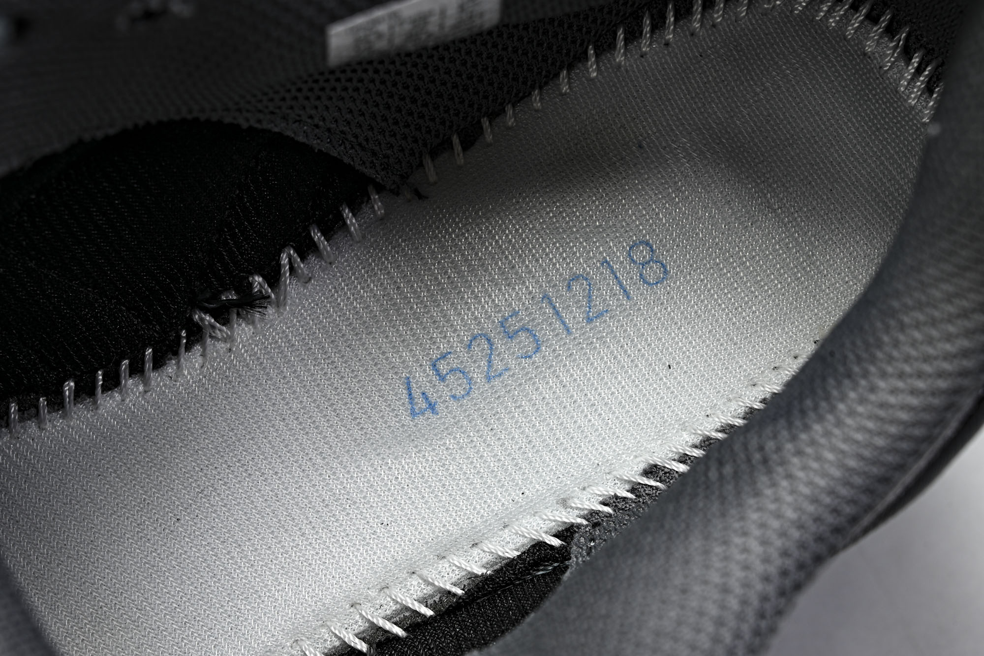 Thom Browne x Asics Gel-Kayano 14 联名款 亚瑟士运动休闲透气专业跑鞋 1203B110 Thom Browne x Asics Gel-Kayano 14 联名款 亚瑟士运动休闲透气专业跑鞋 1203B110