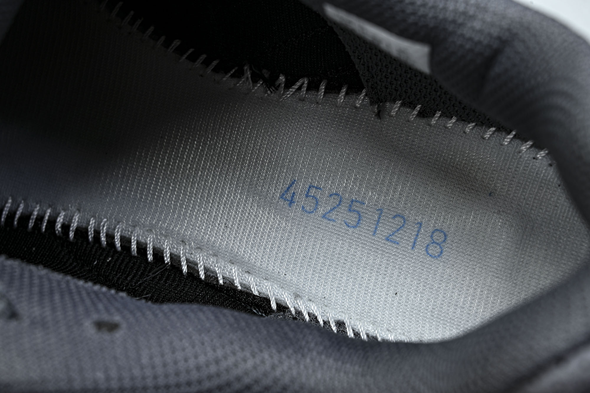Thom Browne x Asics Gel-Kayano 14 联名款 亚瑟士运动休闲透气专业跑鞋 1203B110 Thom Browne x Asics Gel-Kayano 14 联名款 亚瑟士运动休闲透气专业跑鞋 1203B110