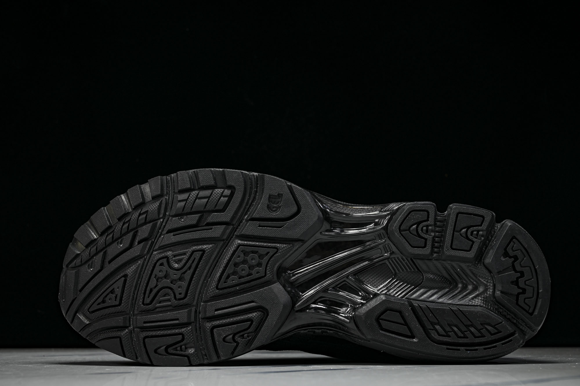 Thom Browne x Asics Gel-Kayano 14 联名款 亚瑟士运动休闲透气专业跑鞋 1203B110 Thom Browne x Asics Gel-Kayano 14 联名款 亚瑟士运动休闲透气专业跑鞋 1203B110