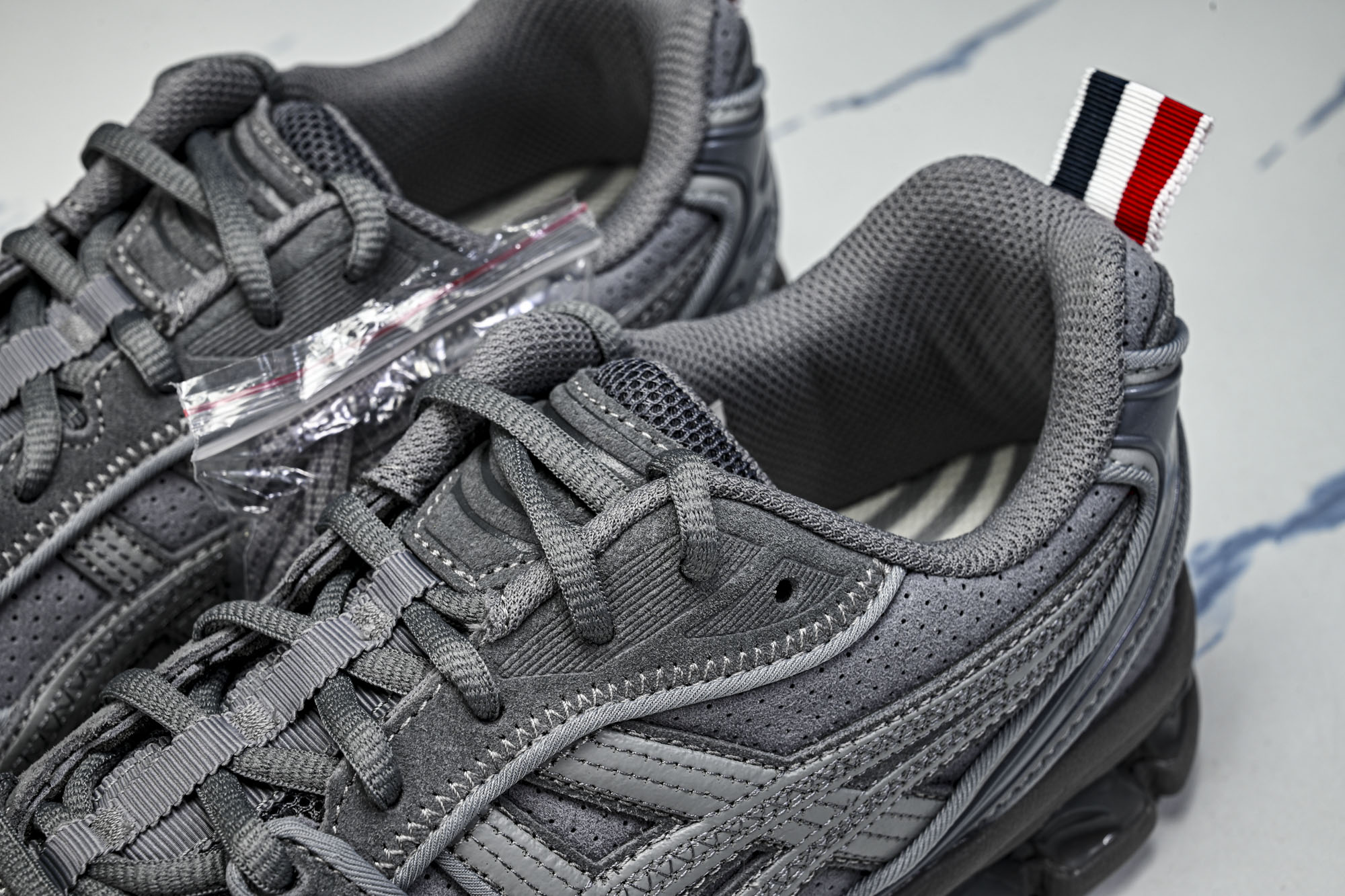 THOM BROWNE X ASICS 联名系列GEL-KAYANO 14男女同款运动休闲鞋1203B110-020 # THOM BROWNE X ASICS 联名系列GEL-KAYANO 14男女同款运动休闲鞋1203B110-020 #