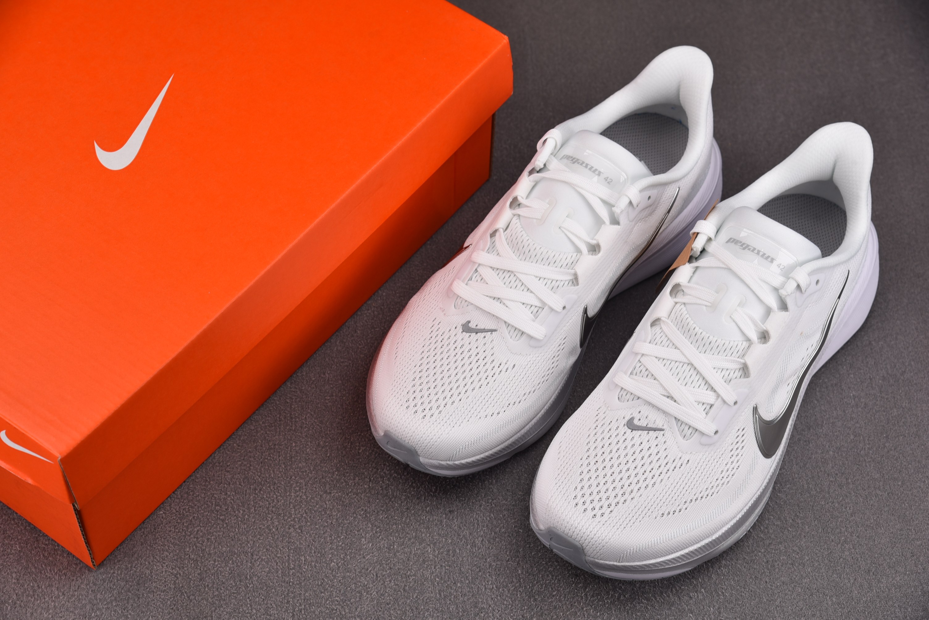NK Air Zoom Pegasus 42 White Metallic Silver (Women's) 白色 IB NK Air Zoom Pegasus 42 White Metallic Silver (Women's) 白色 IB