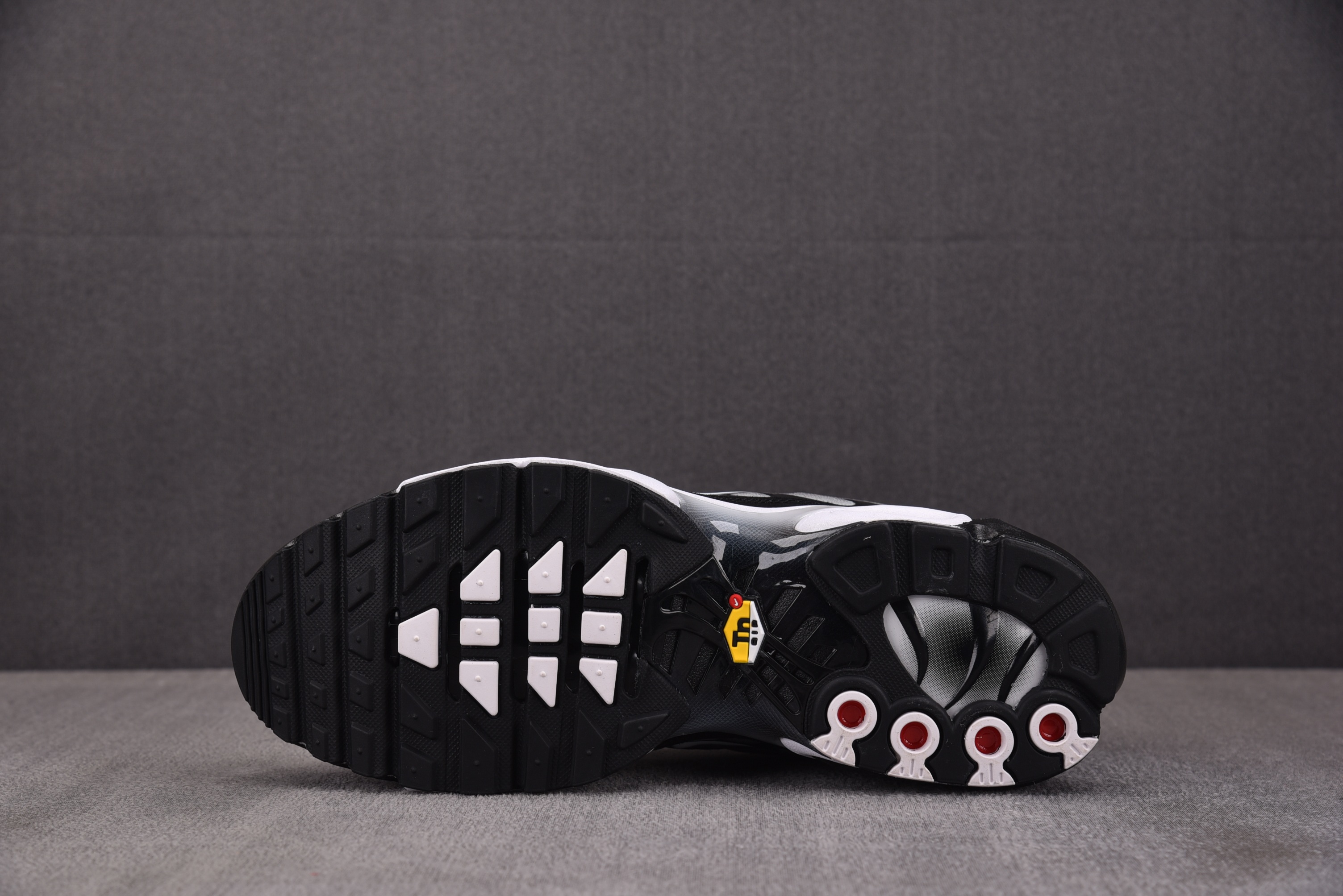 NK Air Max Plus Black Silver White 黑白 DM0032-003 #YZ001-3 40