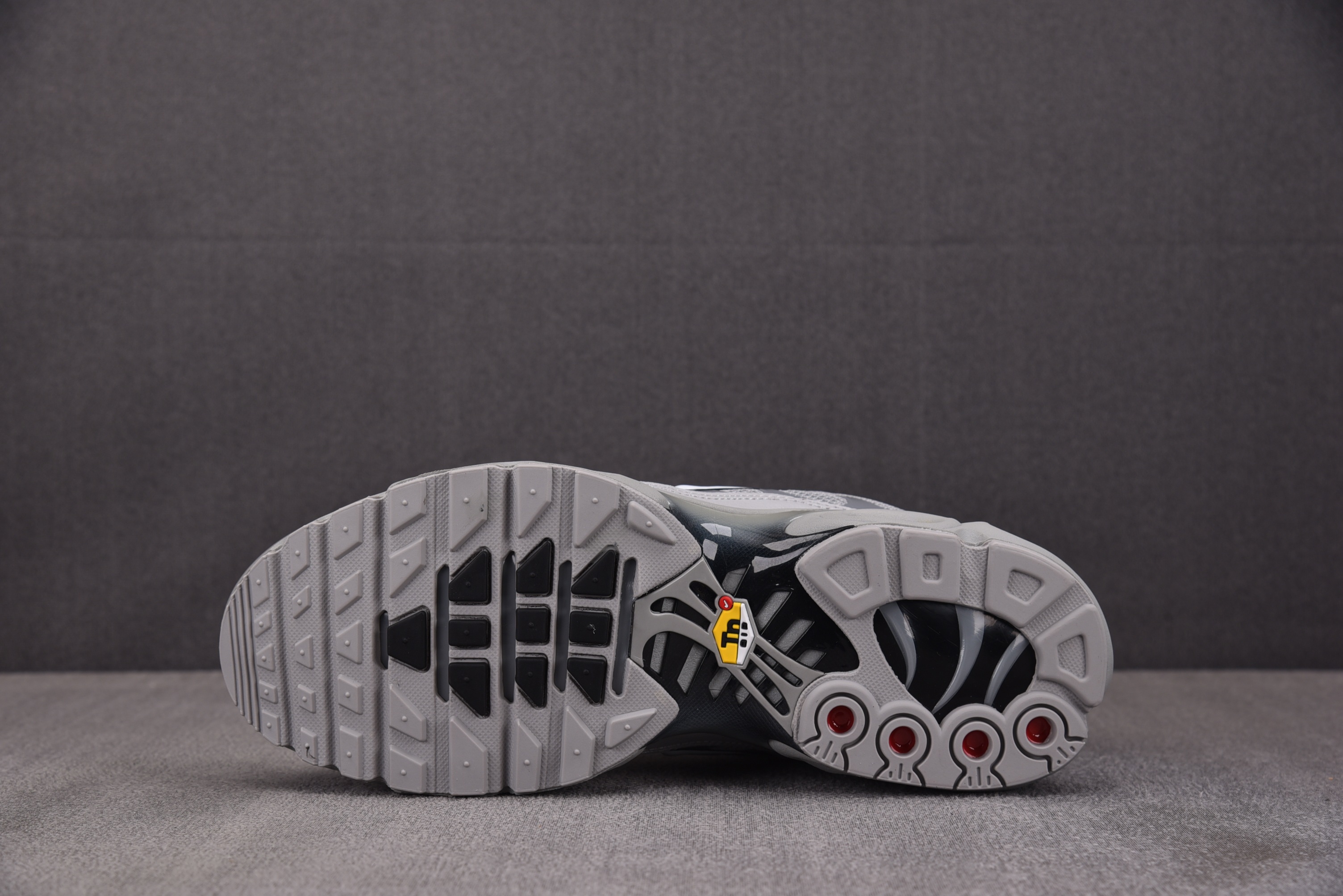 NK Air Max Plus Wolf Grey 灰色 -021 #YZ001-3 40.5-48.5