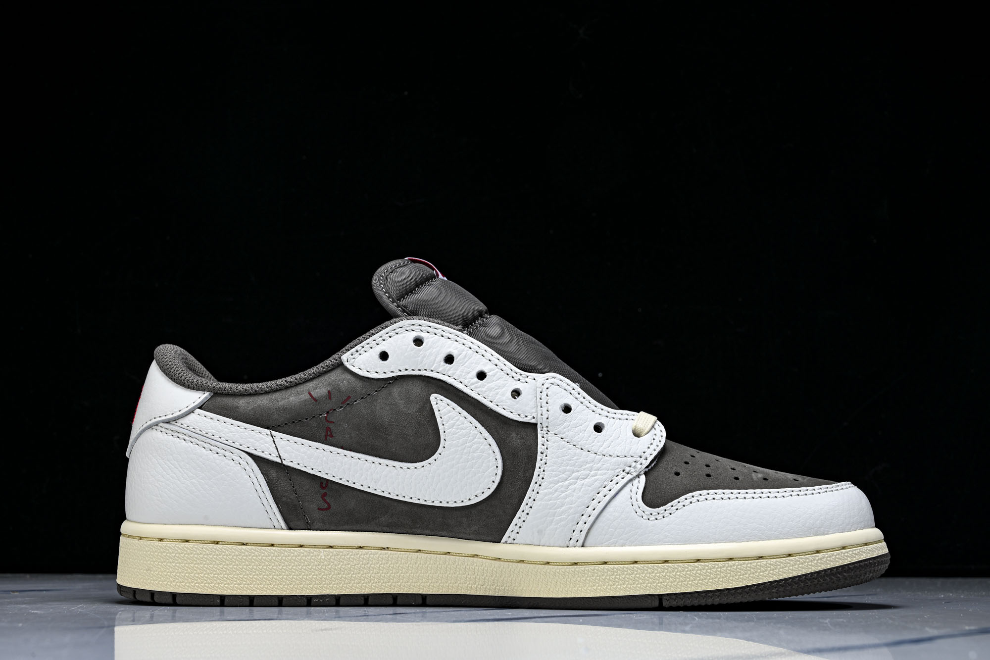 纯原 新版Travis Scott x Air Jordan 1 Reverse Mocha 联名倒钩摩卡棕白低帮篮球鞋 纯原 新版Travis Scott x Air Jordan 1 Reverse Mocha 联名倒钩摩卡棕白低帮篮球鞋
