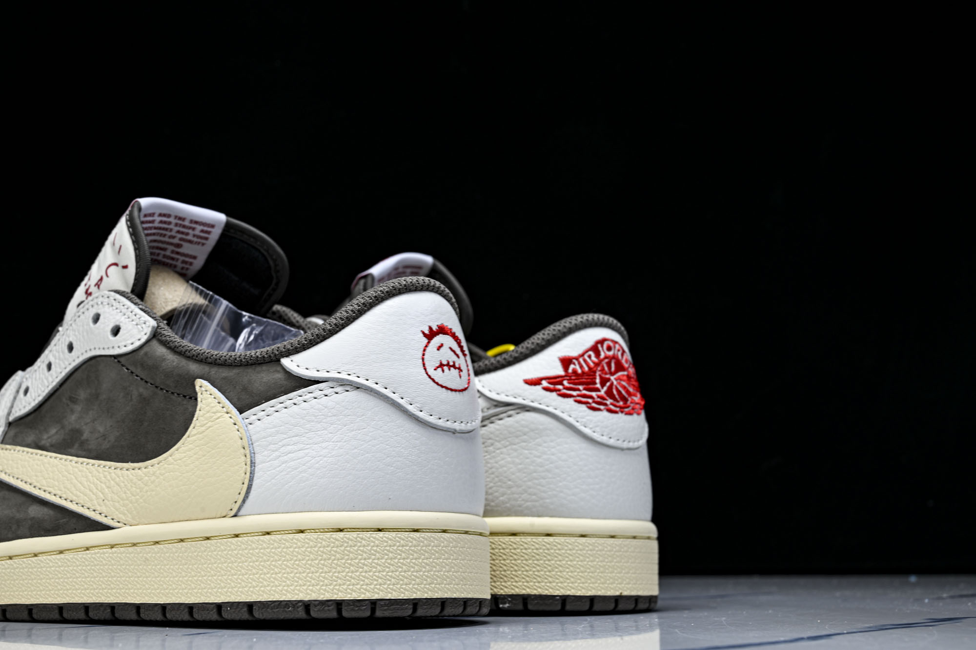 纯原 新版Travis Scott x Air Jordan 1 Reverse Mocha 联名倒钩摩卡棕白低帮篮球鞋 纯原 新版Travis Scott x Air Jordan 1 Reverse Mocha 联名倒钩摩卡棕白低帮篮球鞋