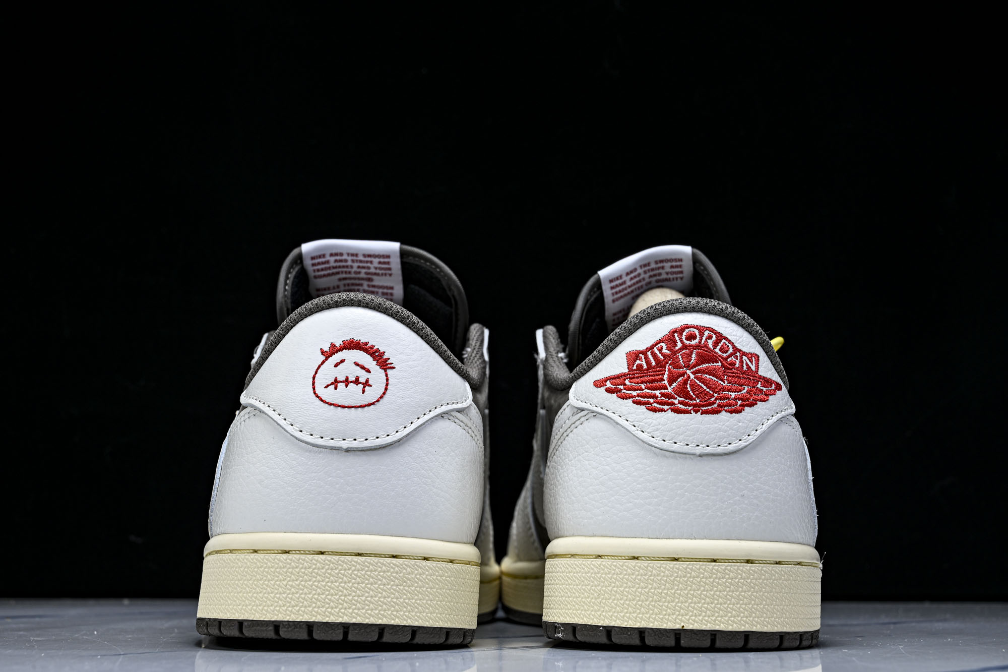 纯原 新版Travis Scott x Air Jordan 1 Reverse Mocha 联名倒钩摩卡棕白低帮篮球鞋 纯原 新版Travis Scott x Air Jordan 1 Reverse Mocha 联名倒钩摩卡棕白低帮篮球鞋