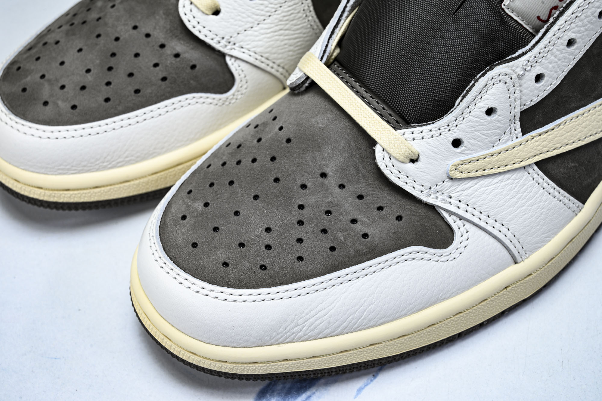 纯原 新版Travis Scott x Air Jordan 1 Reverse Mocha 联名倒钩摩卡棕白低帮篮球鞋 纯原 新版Travis Scott x Air Jordan 1 Reverse Mocha 联名倒钩摩卡棕白低帮篮球鞋