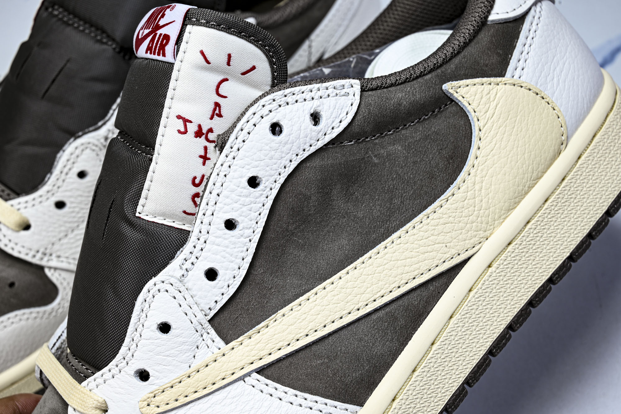 纯原 新版Travis Scott x Air Jordan 1 Reverse Mocha 联名倒钩摩卡棕白低帮篮球鞋 纯原 新版Travis Scott x Air Jordan 1 Reverse Mocha 联名倒钩摩卡棕白低帮篮球鞋