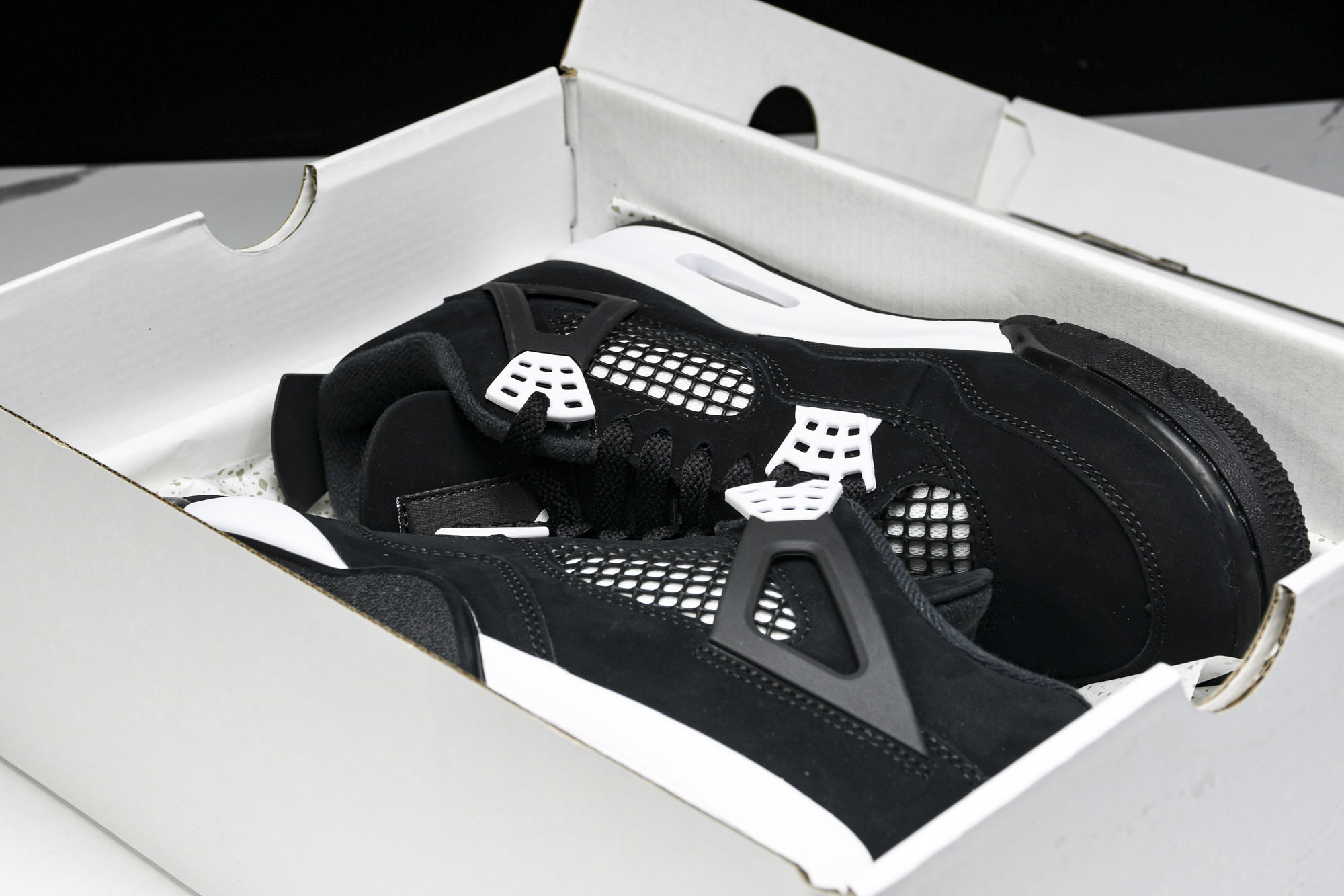 纯原原版 Air Jordan 4 Retro“White Thunder”黑白雷电 FQ8138-001 #YZ001 纯原原版 Air Jordan 4 Retro“White Thunder”黑白雷电 FQ8138-001 #YZ001