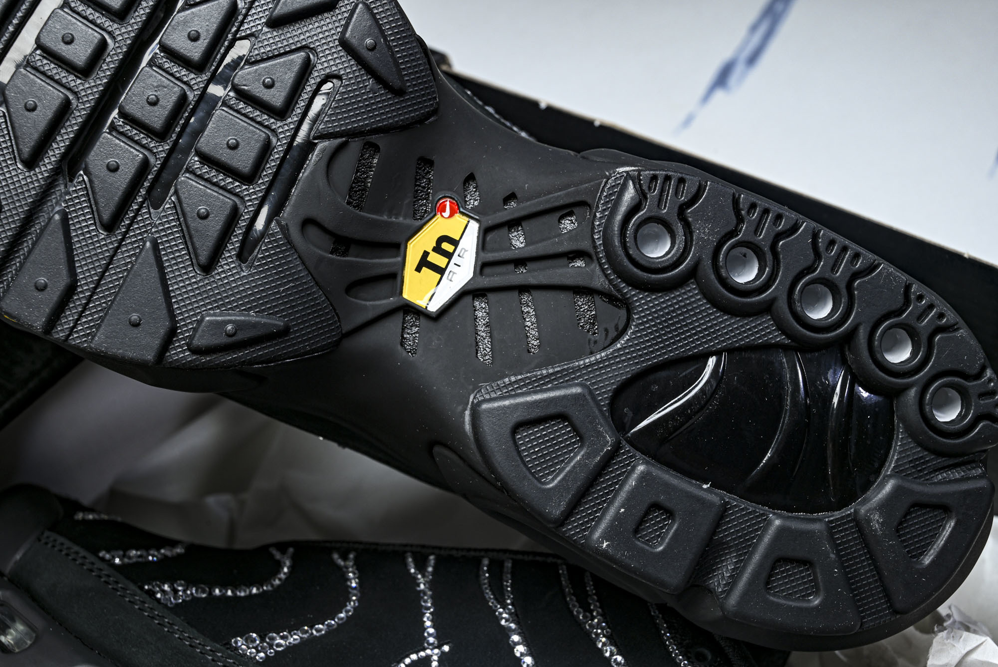 纯原外贸Swarovski x Nike Air Max Plus 施华洛世奇联名女款休闲运动鞋 FZ4237 001 纯原外贸Swarovski x Nike Air Max Plus 施华洛世奇联名女款休闲运动鞋 FZ4237 001