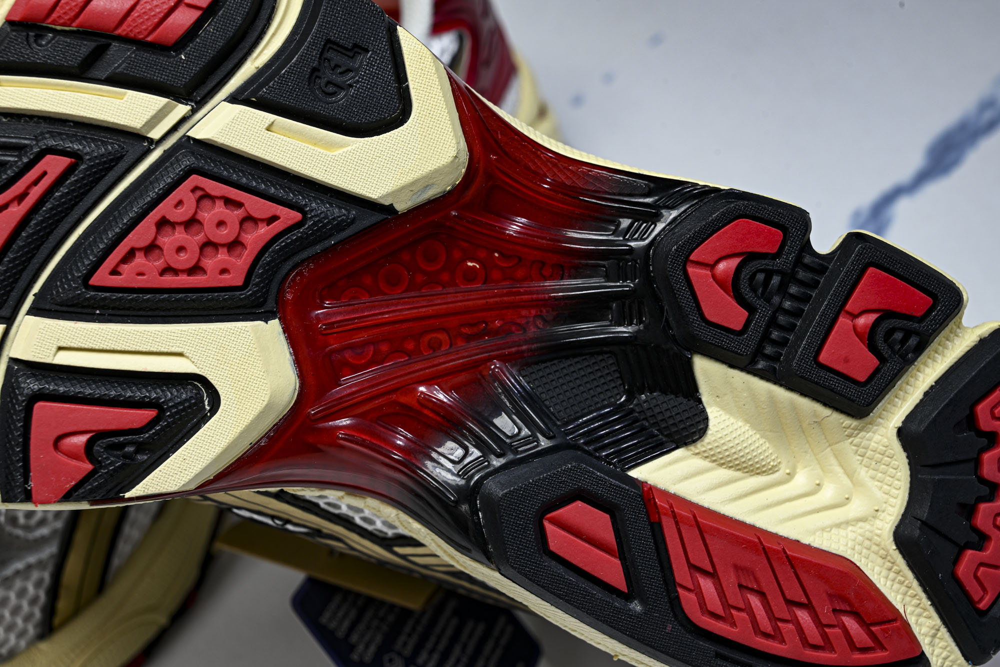 外贸平台 Asics Gel-Kayano 14 亚瑟士运动休闲透气专业跑鞋 1203A692-100 #YZ002-2 外贸平台 Asics Gel-Kayano 14 亚瑟士运动休闲透气专业跑鞋 1203A692-100 #YZ002-2