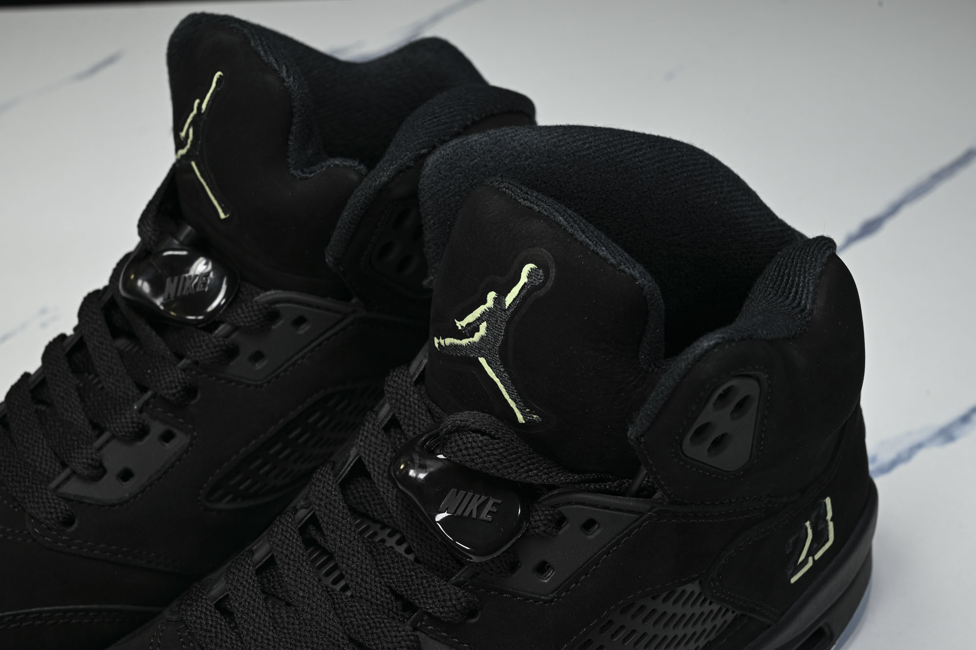 Air Jordan 5 Retro OG AJ5 乔5万圣节 HQ7978-001 #YZ000 整鞋以黑色为主鞋面,