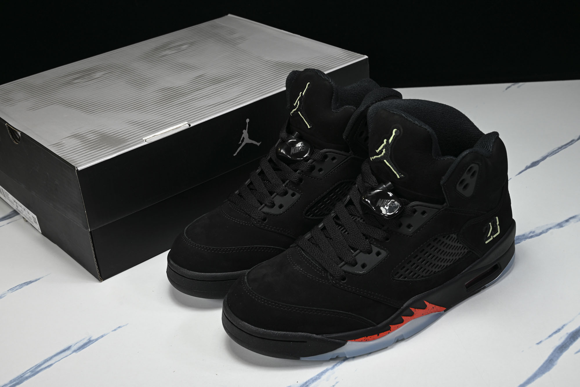 Air Jordan 5 Retro OG AJ5 乔5万圣节 HQ7978-001 #YZ000 整鞋以黑色为主鞋面,