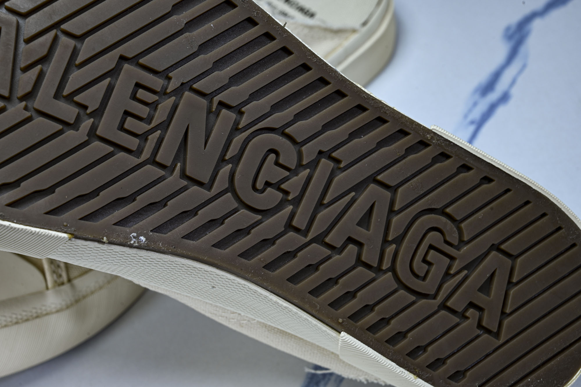 Balenciaga Paris Low 巴黎世家磨损做旧低帮系带时尚拖鞋 W3PS19016 #YZ018 35 36 Balenciaga Paris Low 巴黎世家磨损做旧低帮系带时尚拖鞋 W3PS19016 #YZ018 35 36