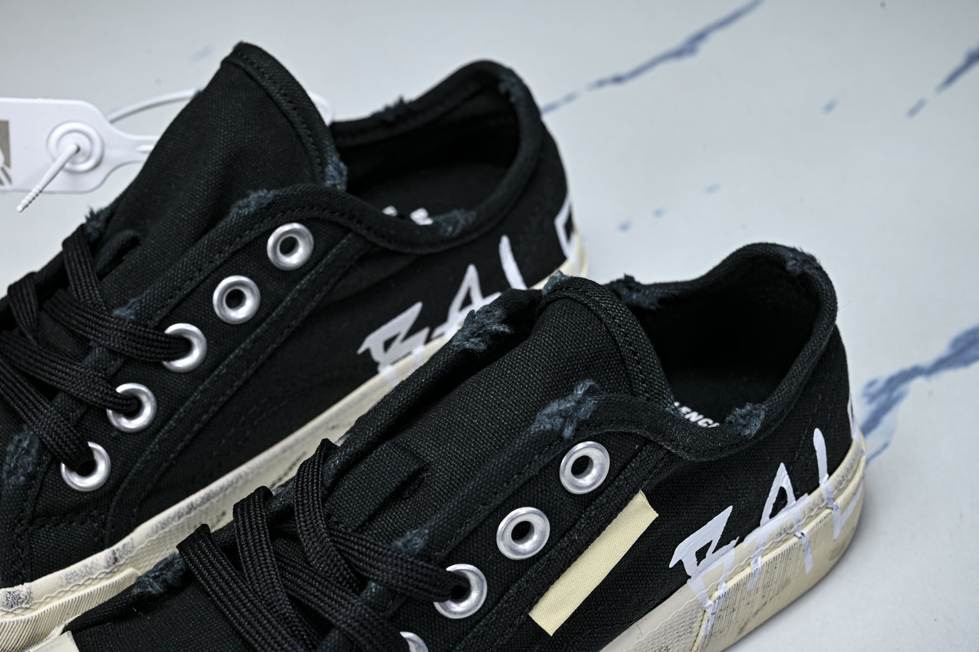 Balenciaga Paris Low 巴黎世家磨损做旧低帮系带时尚拖鞋W3RR5-1099 #YZ018 35 36 Balenciaga Paris Low 巴黎世家磨损做旧低帮系带时尚拖鞋W3RR5-1099 #YZ018 35 36