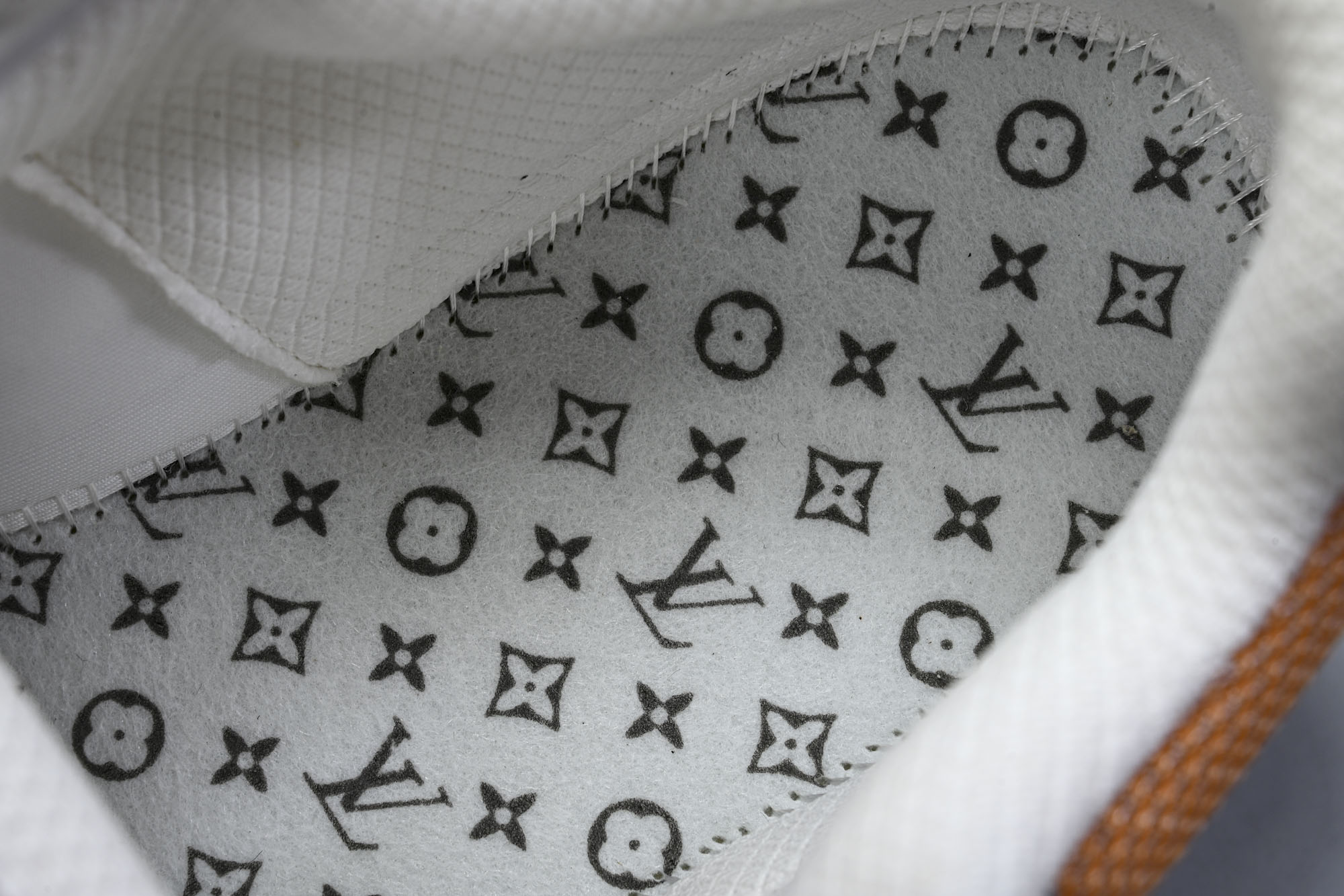 纯原 Louis Vuitton_路易威登男鞋新款运动休闲鞋网眼透气跑步鞋 #YZ000 配送专柜精美包装🛍📦 ✔️面料