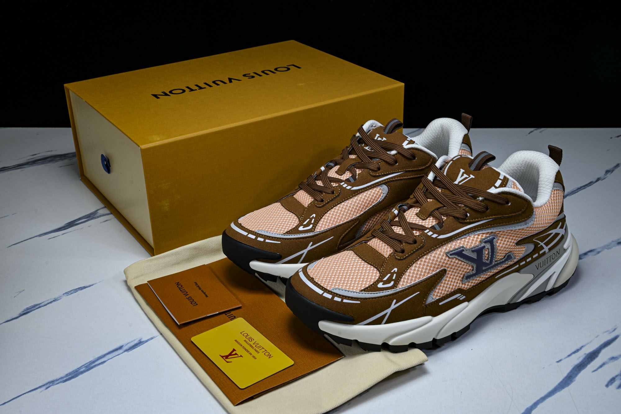 纯原 Louis Vuitton_路易威登男鞋新款运动休闲鞋网眼透气跑步鞋 #YZ000 配送专柜精美包装🛍📦 ✔️面料