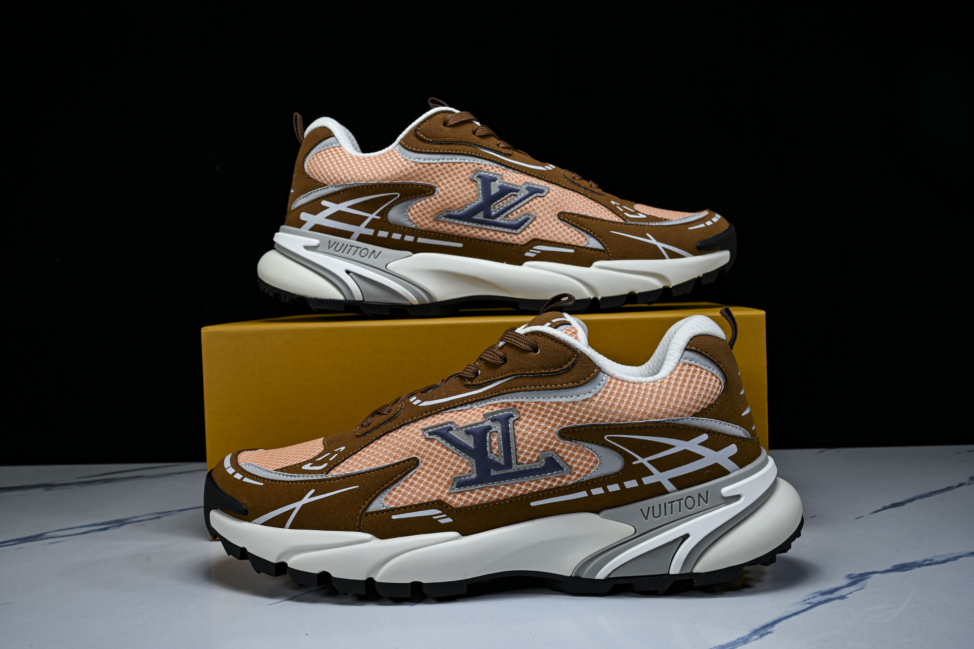 纯原 Louis Vuitton_路易威登男鞋新款运动休闲鞋网眼透气跑步鞋 #YZ000 配送专柜精美包装🛍📦 ✔️面料