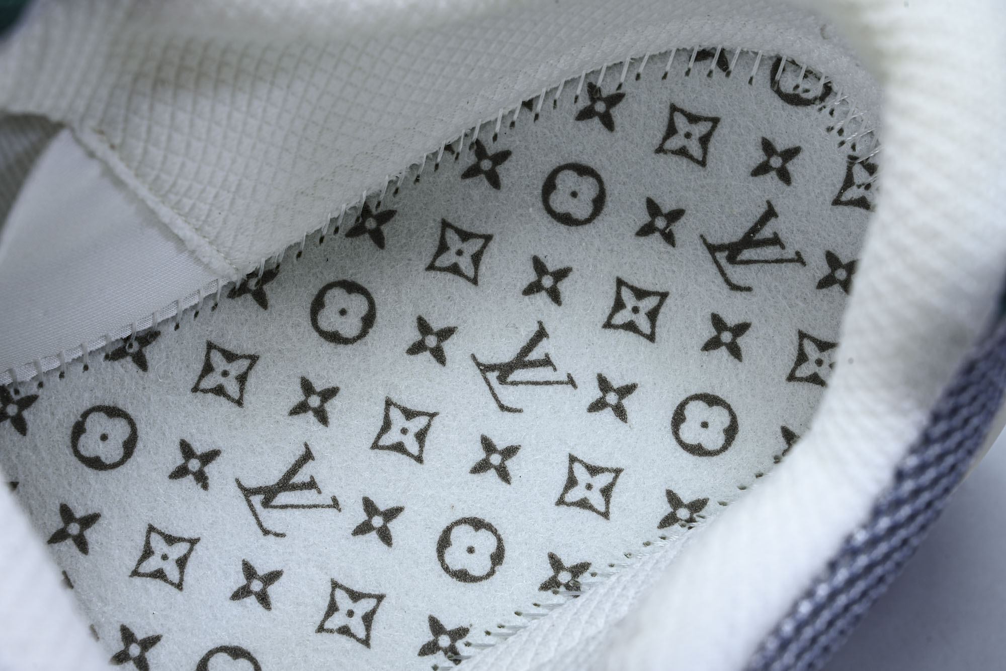 纯原 Louis Vuitton_路易威登男鞋新款运动休闲鞋网眼透气跑步鞋_3 #YZ000 配送专柜精美包装🛍📦 ✔️