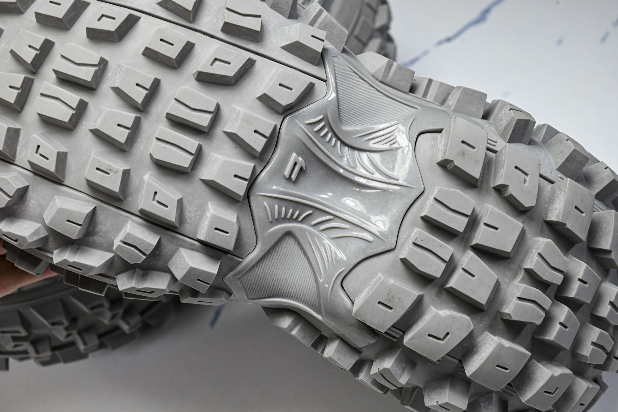 纯原 Balenciaga Defender Rubber Platform Sneakers 巴黎世家 轮胎鞋 深灰色