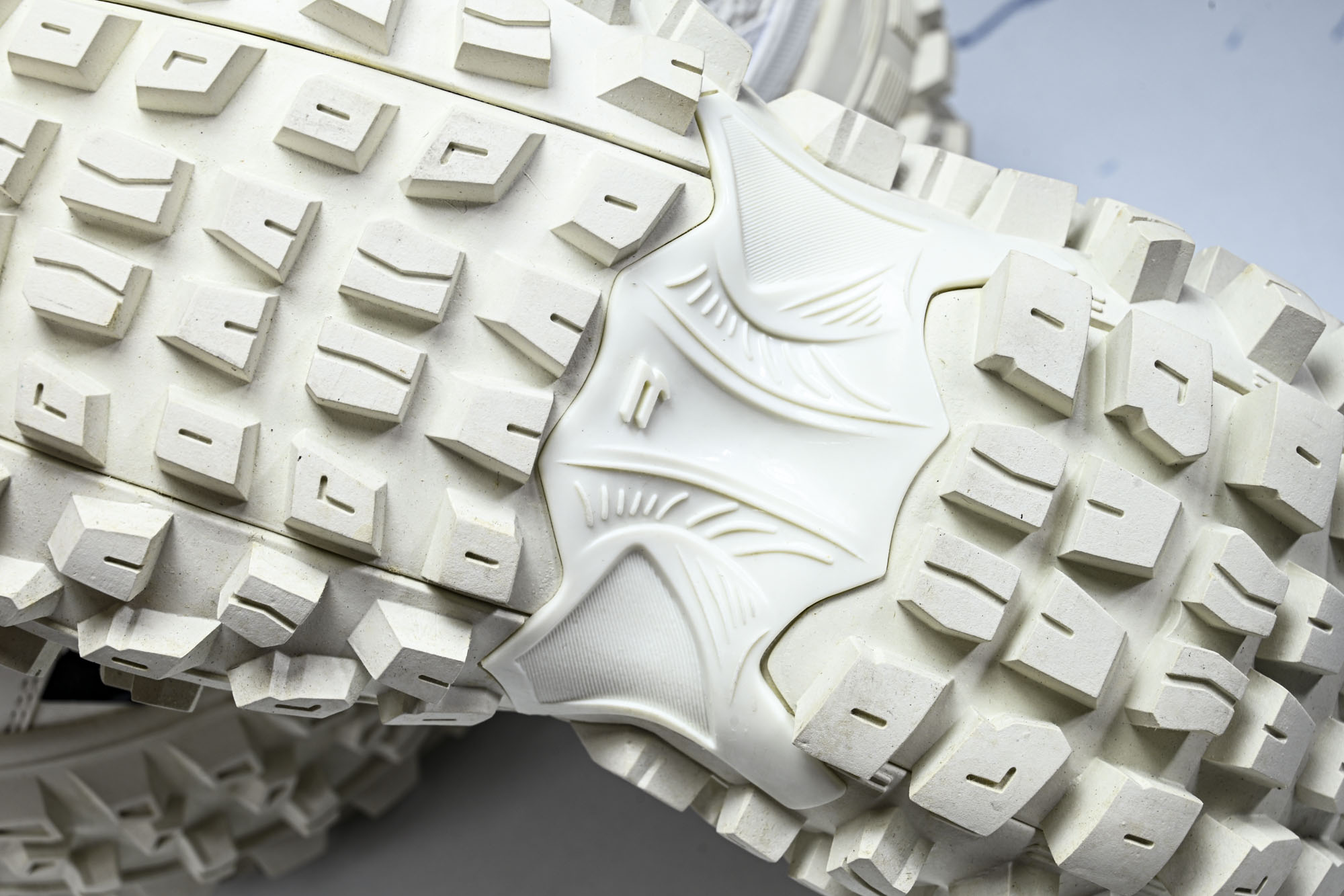 纯原 Balenciaga Defender Rubber Platform Sneakers 巴黎世家 轮胎鞋 白色W