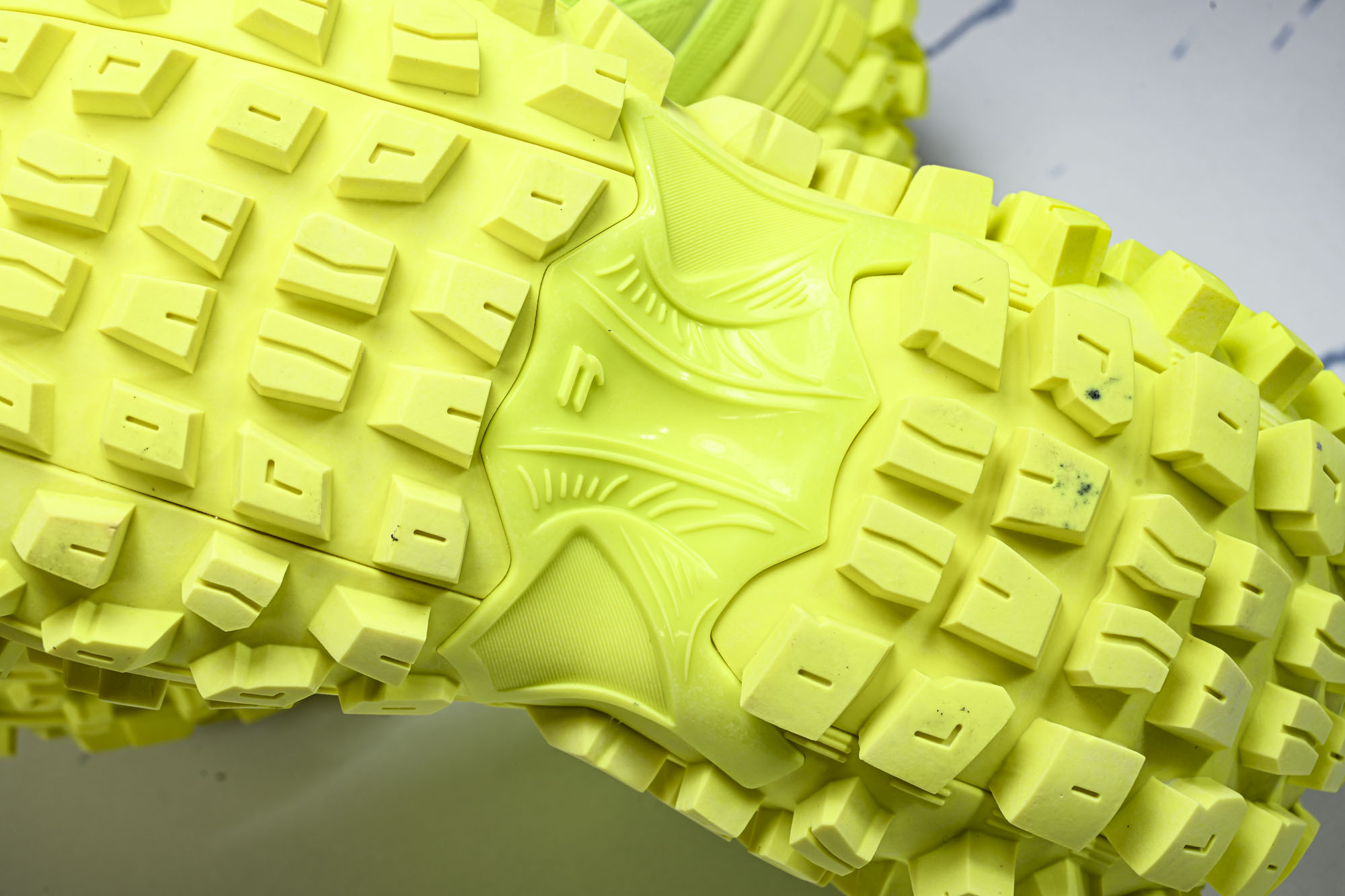 纯原 Balenciaga Defender Rubber Platform Sneakers 巴黎世家 轮胎鞋 荧光绿