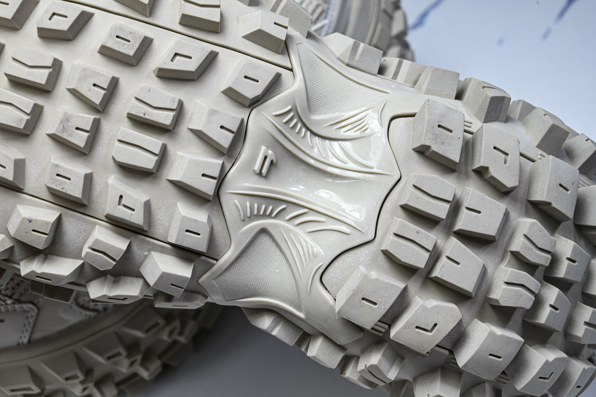 纯原Balenciaga Defender Rubber Platform Sneakers 巴黎世家 轮胎鞋谈棕色W2