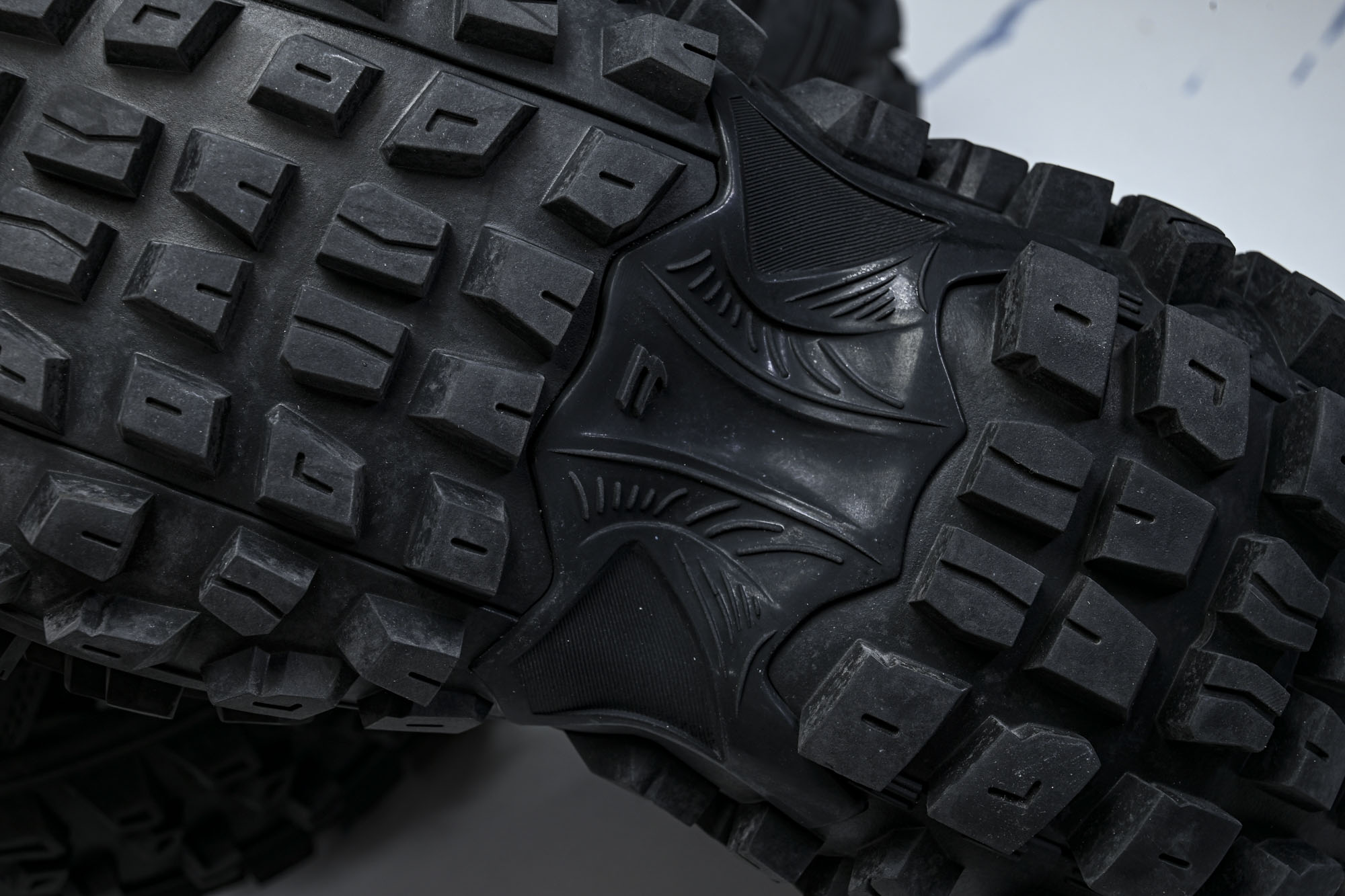 纯原Balenciaga Defender Rubber Platform Sneakers 巴黎世家 轮胎鞋黑色W2R