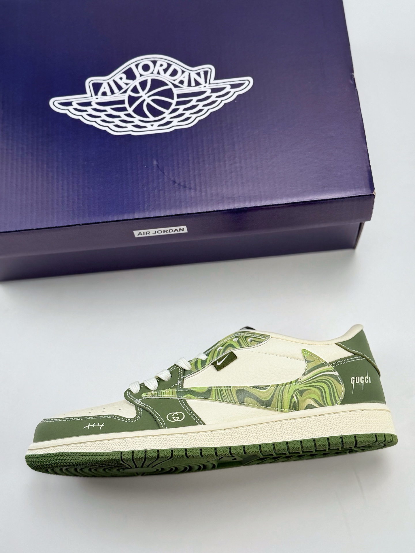Travis Scott x Nike Air Jordan 1 Low x GUCCI Air Jordan 1 Low 反转白绿满天星倒钩  SJ2068-143