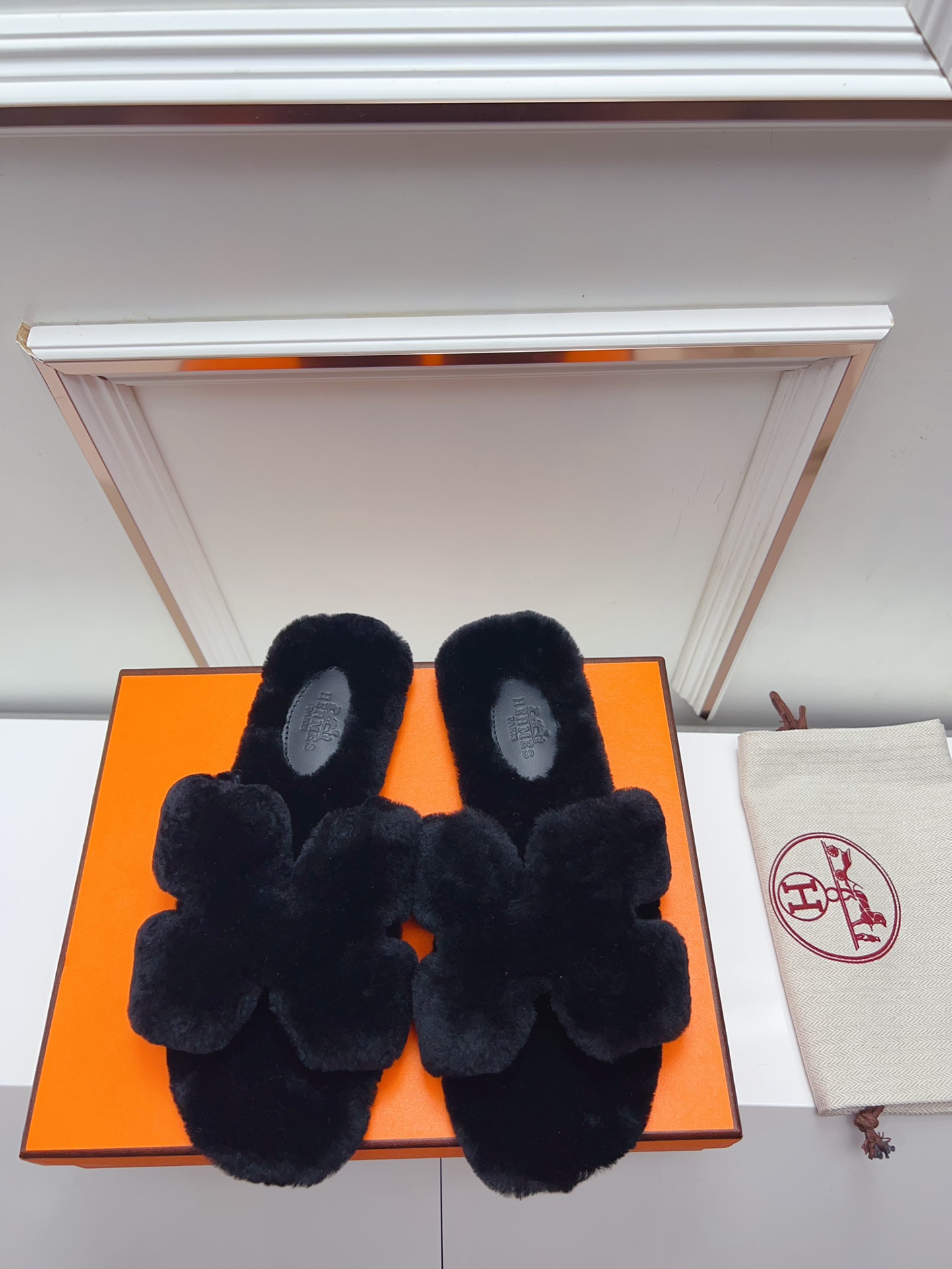 NO:440673,Lamb wool straight hair system [code number 35-43] can be made without marks [Note without marks and needs to be customized] SSS official website and Xiaohongshu synchronize the latest color matching Hermes hot products are launched, with upgraded workmanship, high quality!   The latest fashion trend Teddy wool H-drag autumn and winter flat-soled wool drag, the top is super versatile and warm sole, the heroine's favorite [Fireworks] [Fireworks] 1: Fabric Teddy Sheep genuine leather 2: Lining Teddy Sheep genuine leather 3 tiptoe material Teddy Sheep genuine leather 4: Outsole genuine leather 5 sizes 35-43, [Notes 41, 42, 43 customized], fur shoes, hermes, Leather soles19860909羊羔毛直毛系【码数35-43】 可做无标【注无标需定做】  sss官网、小红书同步最新配色爱马仕爆款火热上线,做工升级版,高品质！  时尚潮流最新款泰迪羊毛H拖秋冬款平底毛拖,上脚超百搭暖底,女主们的最爱[烟花][烟花] 1:面料泰迪羊真皮毛 2:里料泰迪羊真皮毛 3踮脚材料泰迪羊真皮毛 4:大底真皮大底 5码数35-43码,【注41、42、43订做】,毛毛鞋,hermes,Leather soles,Women's Shoes