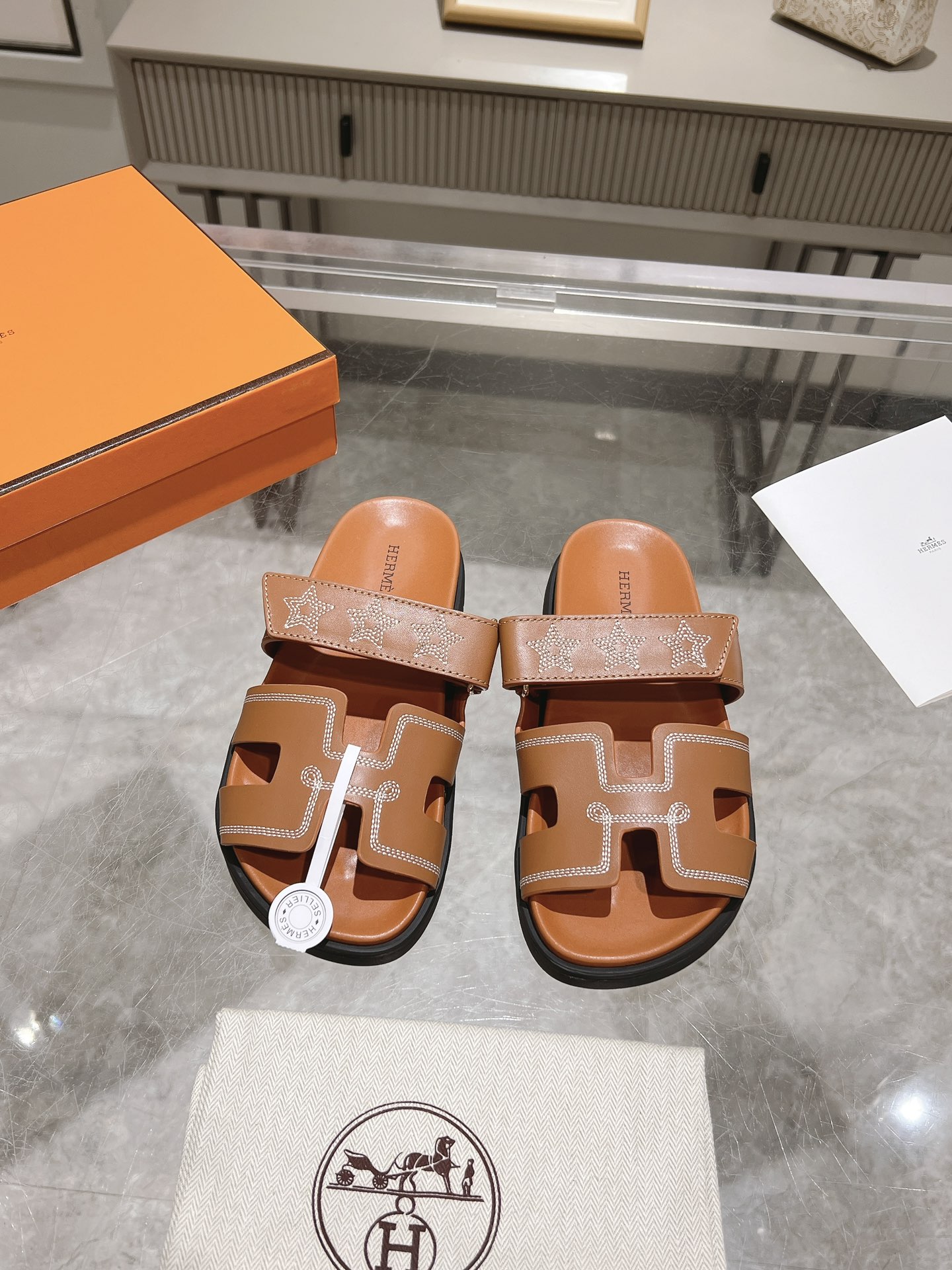 NO:408039,Factory women's model, men's model 10 sss official website latest Herme* Ancone second uncle sandals 3D embroidery original water table original TPU outsole fabric only made of full leather women's model 35-42 (customized for 41-42) men's model 39-45 (customized for 44-45), slippers, hermes, slippers19860909工厂女款出 男款10 sss官网最新Herme* Ancone二舅凉拖3D刺绣款 原版水台 原版TPU大底 面料只做全真皮 女款35-42（41-42定做） 男款39-45（44-45定做）,拖鞋,hermes,slippers,Women's Shoes