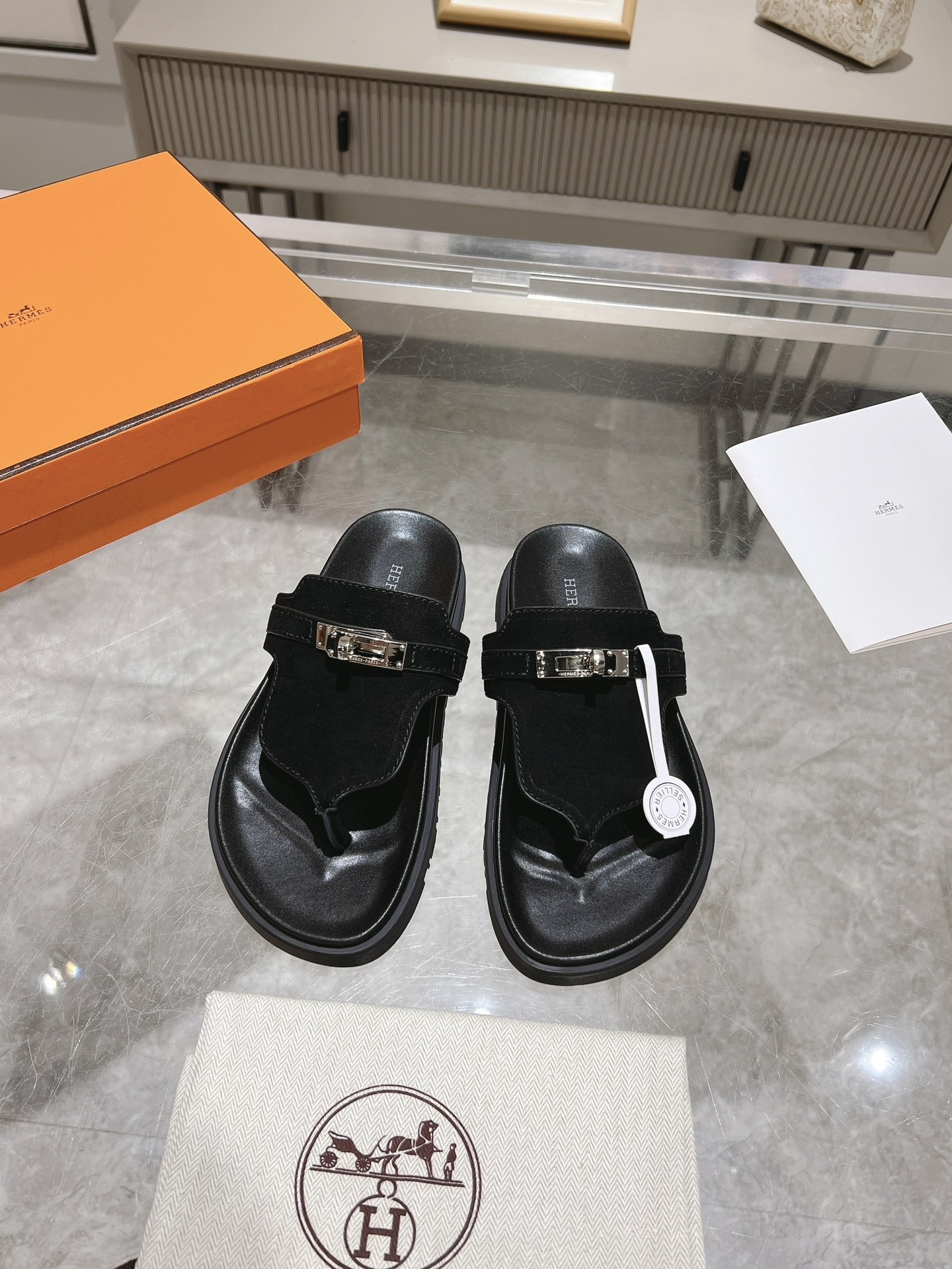 NO:408043,Factory-made men's 10 sss official website latest color Herme* Ancone clip sandwich original water table original TPU sole fabric is only made of full leather, 9 colors are synchronized with the official website Women's 35-42 (41-42 custom made without return or exchange) Men's 39-45 (44-45 custom made without return or exchange), slippers, hermes, slippers19860909工厂出 男款10 sss官网最新色Herme* Ancone夹子凉拖款 原版水台 原版TPU大底 面料只做全真皮,9色均与官网同步 女款35-42（41-42定做不退换） 男款39-45（44-45定做不退换）,拖鞋,hermes,slippers,Women's Shoes