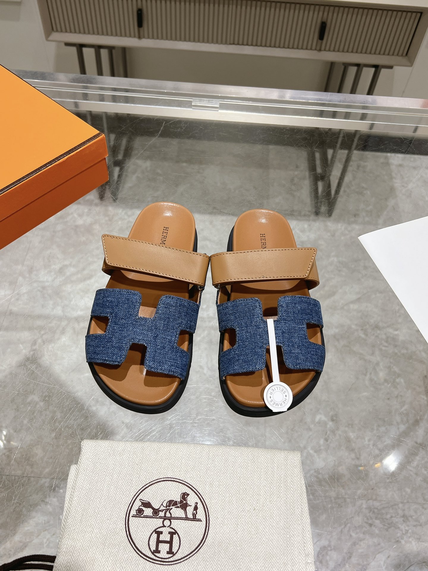 NO:408045,Denim series factory produced men's 10 sss official website latest Herme* Ancone second uncle sandals official website Xiaohongshu synchronization Original water platform Original TPU outsole fabric only made of full leather Women's model 35-42 (customized for 41-42) Men's model 39-45 (customized for 44-45), slippers, hermes, slippers19860909牛仔布系 工厂出 男款10 sss官网最新Herme* Ancone二舅凉拖官网小红书同步 原版水台 原版TPU大底 面料只做全真皮 女款35-42（41-42定做） 男款39-45（44-45定做）,拖鞋,hermes,slippers,Women's Shoes