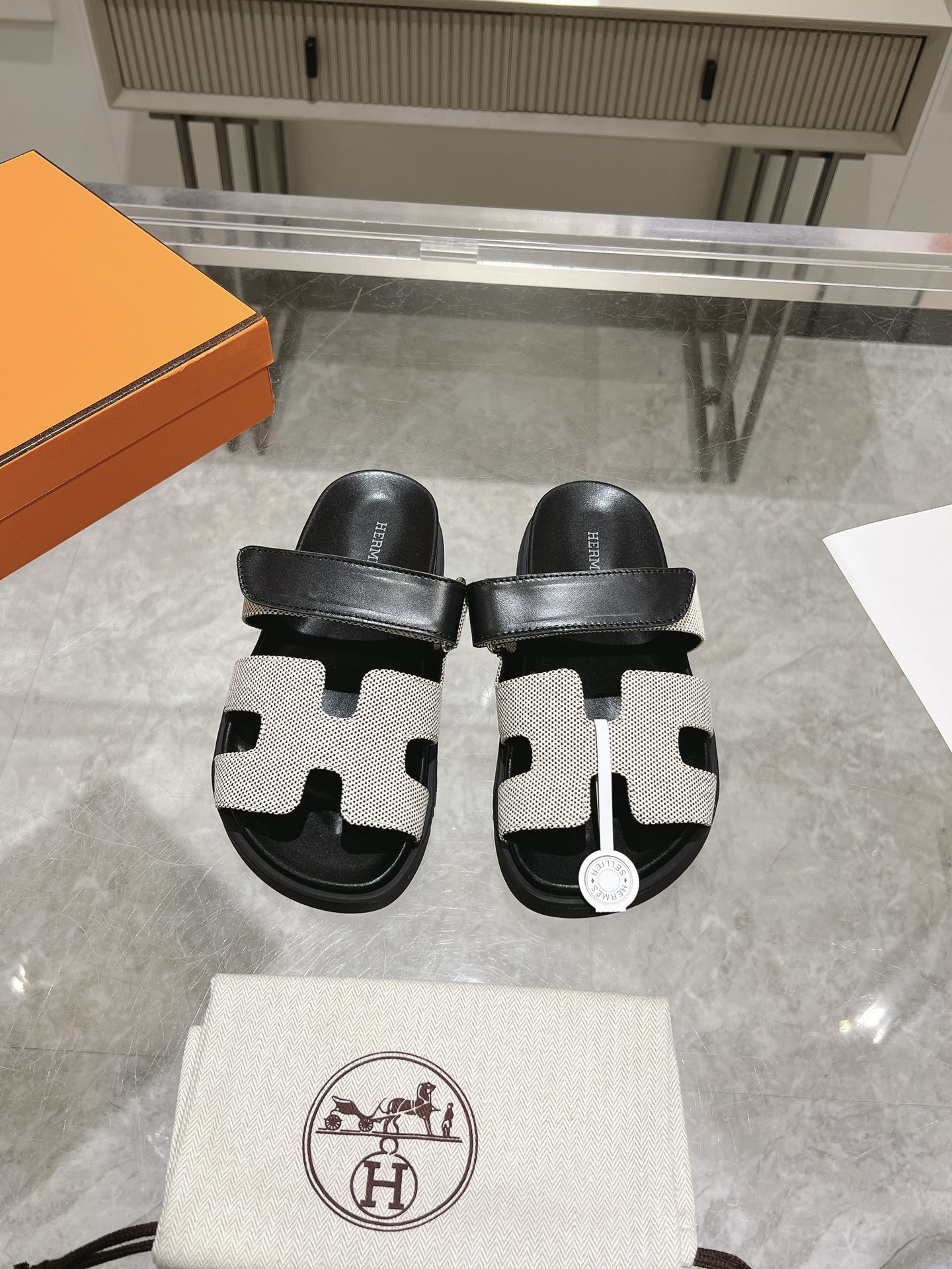 NO:408048,Grid fabric series factory-made men's 10 sss official website latest Herme* Ancone second uncle sandals official website Xiaohongshu synchronization Original water platform Original TPU sole fabric is only made of full leather Women's model 35-42 (41-42 customized) Men's model 39-45 (44-45 customized), slippers, hermes, slippers19860909网格布系 工厂出 男款10 sss官网最新Herme* Ancone二舅凉拖官网小红书同步 原版水台 原版TPU大底 面料只做全真皮 女款35-42（41-42定做） 男款39-45（44-45定做）,拖鞋,hermes,slippers,Women's Shoes