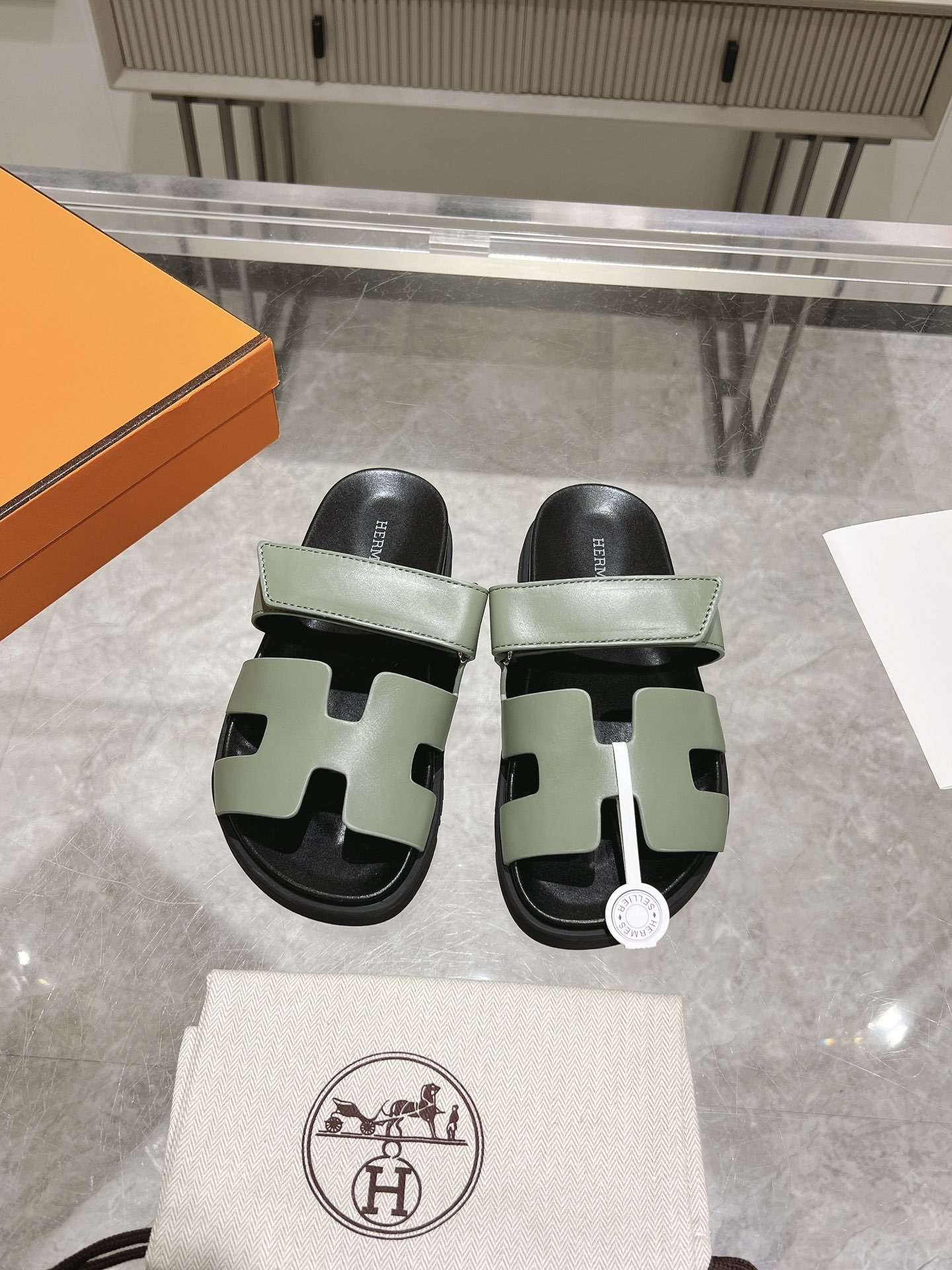 NO:408059,Monochrome cowhide series factory-made men's 10 sss official website latest Herme* Ancone second uncle sandals official website Xiaohongshu synchronization Original water platform Original TPU outsole fabric only made of full leather Women's model 35-42 (41-42 custom made) Men's model 39-45 (44-45 custom made), slippers, hermes, slippers, cowhide19860909单色牛皮系列 工厂出 男款10 sss官网最新Herme* Ancone二舅凉拖官网小红书同步 原版水台 原版TPU大底 面料只做全真皮 女款35-42（41-42定做） 男款39-45（44-45定做）,拖鞋,hermes,slippers,cowhide,Women's Shoes