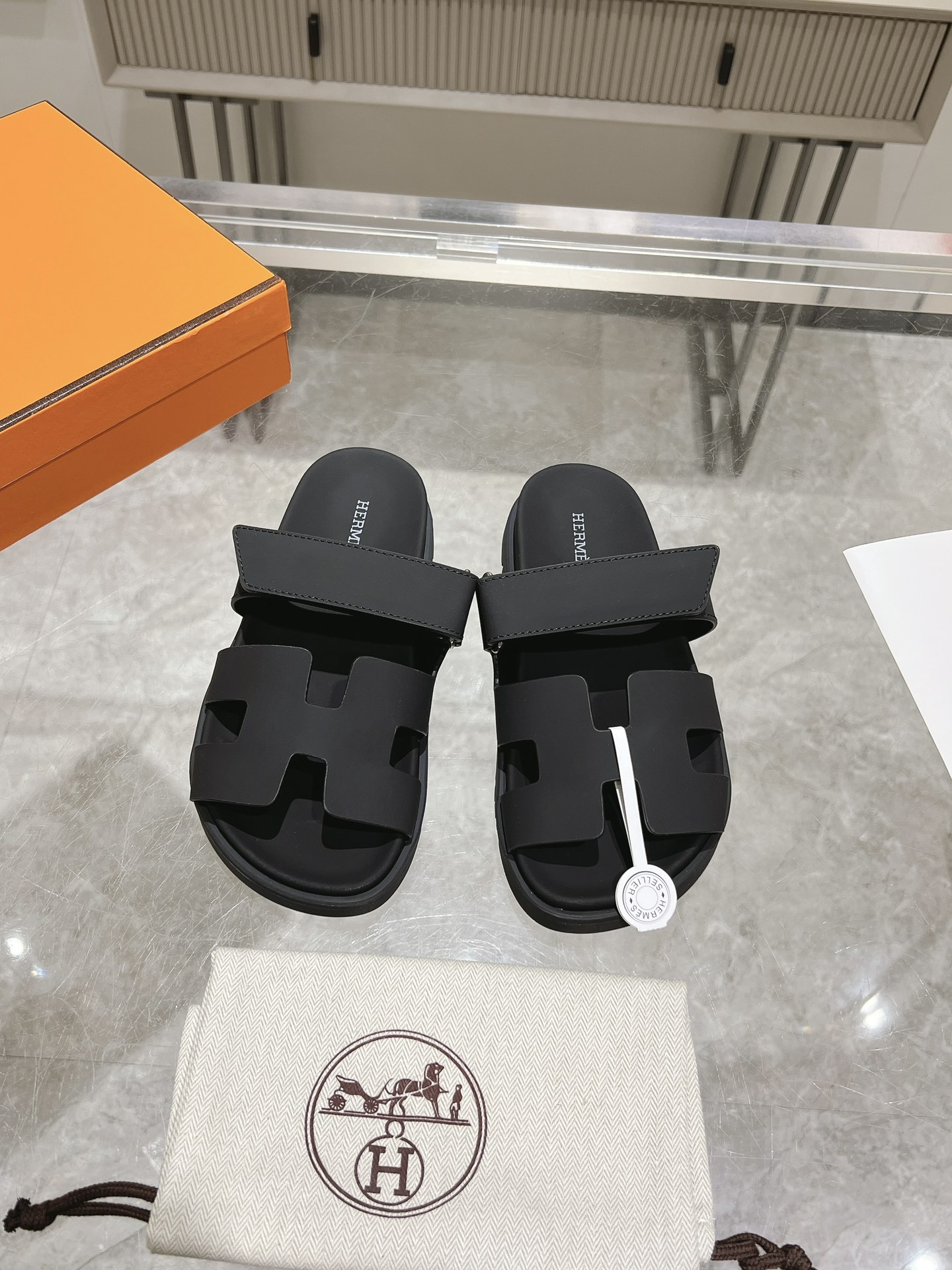 NO:408061,Monochrome silk leather factory, men's 10 sss official website latest Herme* Ancone second uncle sandals official website Xiaohongshu synchronization Original water platform Original TPU sole fabric is only made of full leather Women's model 35-42 (41-42 custom made) Men's model 39-45 (44-45 custom made), slippers, hermes, slippers19860909单色丝绸皮 工厂出 男款10 sss官网最新Herme* Ancone二舅凉拖官网小红书同步 原版水台 原版TPU大底 面料只做全真皮 女款35-42（41-42定做） 男款39-45（44-45定做）,拖鞋,hermes,slippers,Women's Shoes