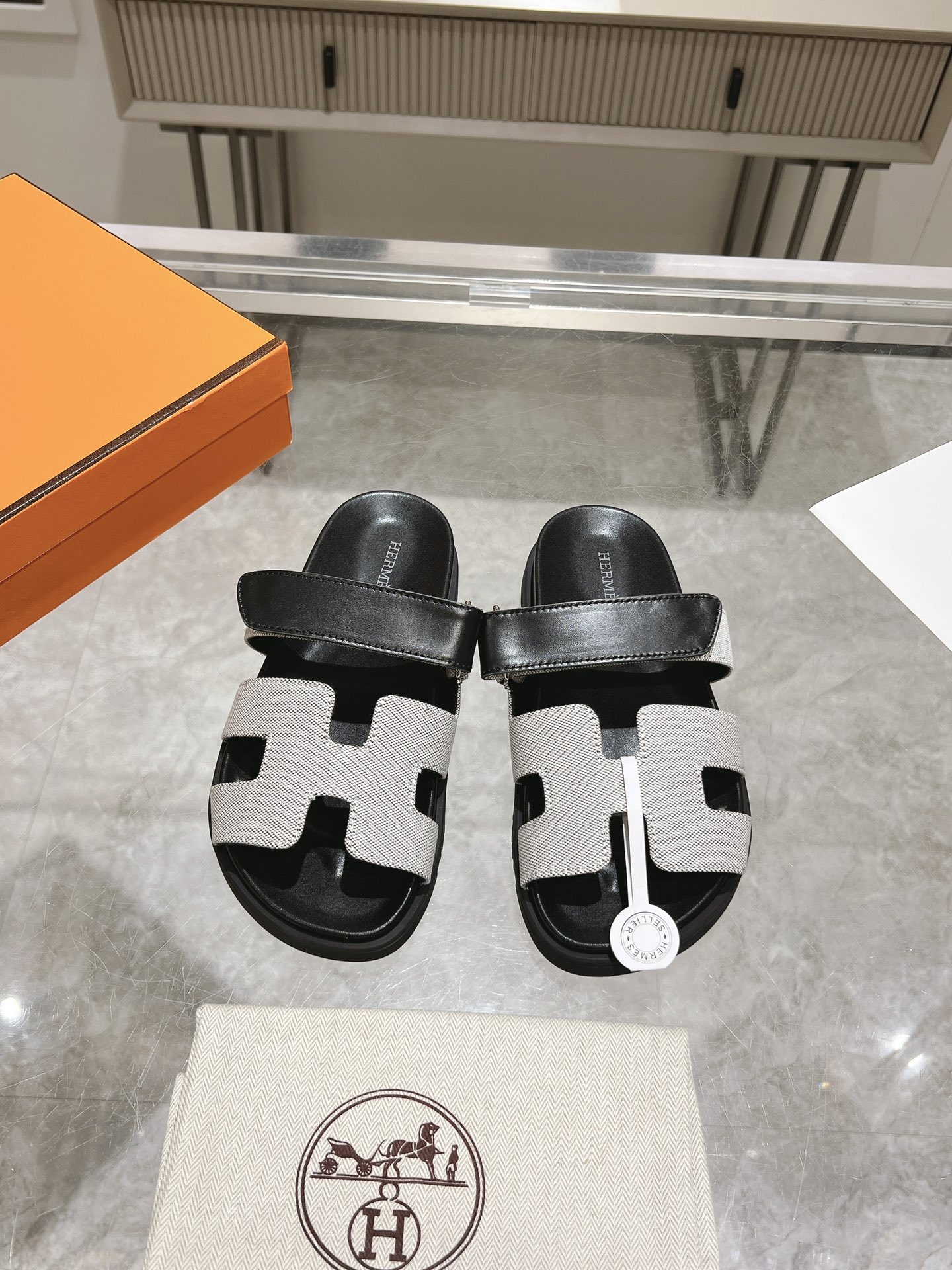 NO:408063,Cowhide + plaid fabric factory, men's 10 sss official website latest Herme* Ancone second uncle sandals official website Xiaohongshu synchronization Original water platform Original TPU outsole fabric is only made of genuine leather Women's model 35-42 (41-42 custom made) Men's model 39-45 (44-45 custom made), slippers, hermes, slippers, cowhide19860909牛皮+格子布 工厂出 男款10 sss官网最新Herme* Ancone二舅凉拖官网小红书同步 原版水台 原版TPU大底 面料只做全真皮 女款35-42（41-42定做） 男款39-45（44-45定做）,拖鞋,hermes,slippers,cowhide,Women's Shoes