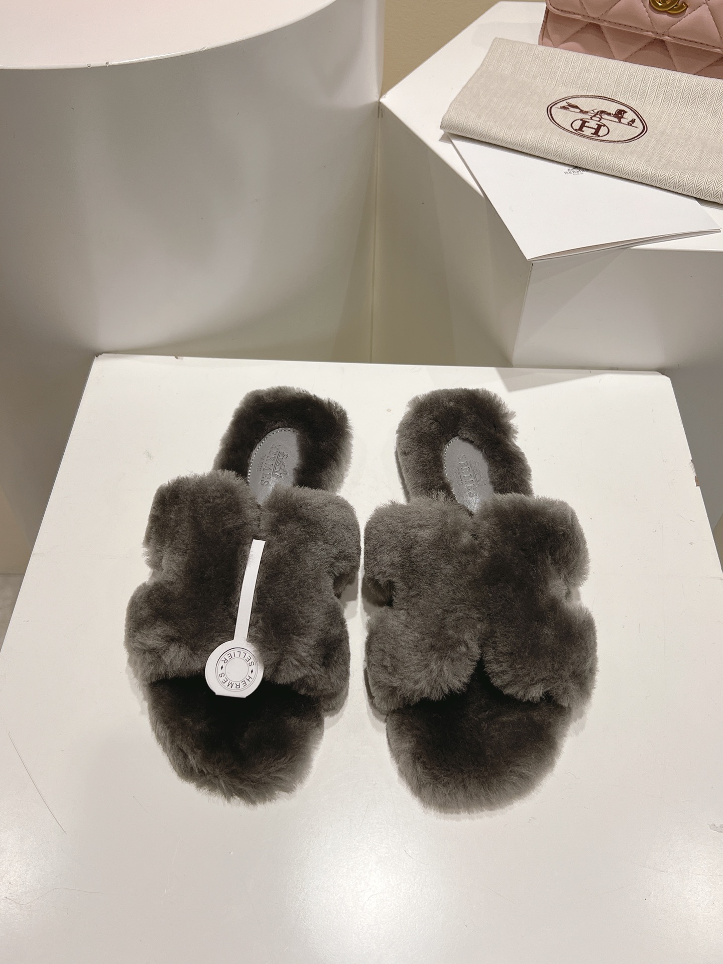 NO:463399,Straight hair system [code number 35-43] can be made without marks [Note without marks and needs to be customized] Classic model /////The official website and Xiaohongshu are synchronized with the latest color matching Hermes hits, with an upgraded version of workmanship, high quality!   The latest fashion trend Teddy wool H-drag autumn and winter flat-soled wool drag, the top is super versatile and warm sole, the heroine's favorite [Fireworks] [Fireworks] 1: Fabric Teddy Sheep genuine leather 2: Lining Teddy Sheep genuine leather 3 tiptoe material Teddy Sheep genuine leather 4: Outsole genuine leather 5 sizes 35-43 sizes, [Notes 41, 42, 43 custom], fur shoes and slippers, hermes, slippers, Leather soles19860909直毛系【码数35-43】 可做无标【注无标需定做】  经典款////官网、小红书同步最新配色爱马仕爆款火热上线,做工升级版,高品质！  时尚潮流最新款泰迪羊毛H拖秋冬款平底毛拖,上脚超百搭暖底,女主们的最爱[烟花][烟花] 1:面料泰迪羊真皮毛 2:里料泰迪羊真皮毛 3踮脚材料泰迪羊真皮毛 4:大底真皮大底 5码数35-43码,【注41、42、43订做】,毛毛鞋拖鞋,hermes,slippers,Leather soles,Women's Shoes