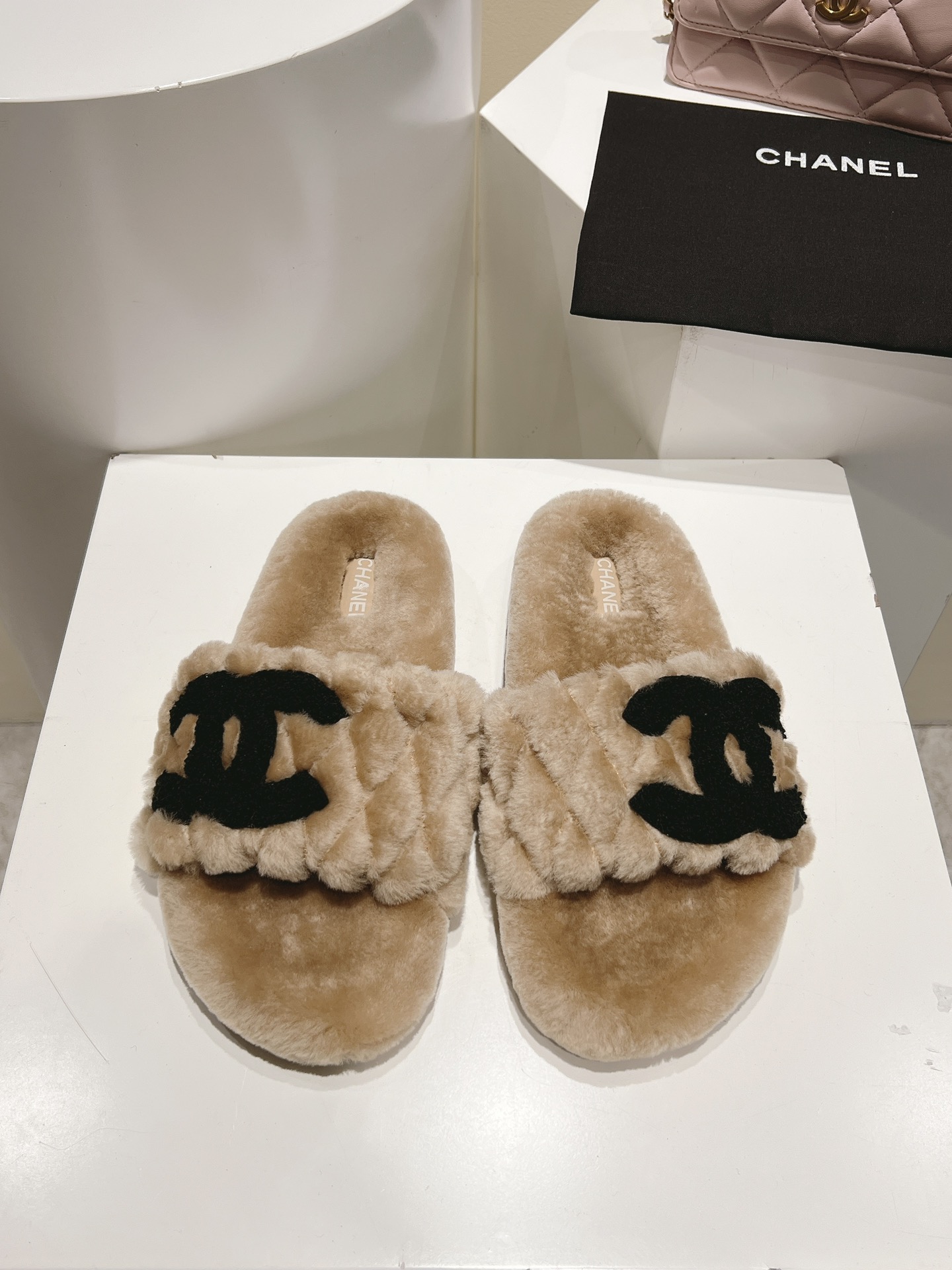 NO:627237,Chanel's new autumn and winter style, lazy fashion, leisure style series of trendy fragrant wool slippers, only made of real fur, counter quality, genuine leather lamb wool lining, genuine leather lamb wool padding, outsole, wear-resistant and non-slip rubber outsole, size 35-42 (41.42. Customized, non-returnable and non-exchangeable), fur shoes and slippers, chanel, slippers19860909香奈儿秋冬新款 懒人时尚,优闲风系列潮款香香毛拖 只做真皮毛,专柜品质 面料真皮羊羔毛 内里真皮羊羔毛 垫脚真皮羊羔毛 大底耐磨防滑橡胶大底 码数35–42码（41.42.定制不退不换）,毛毛鞋拖鞋,chanel,slippers,Women's Shoes