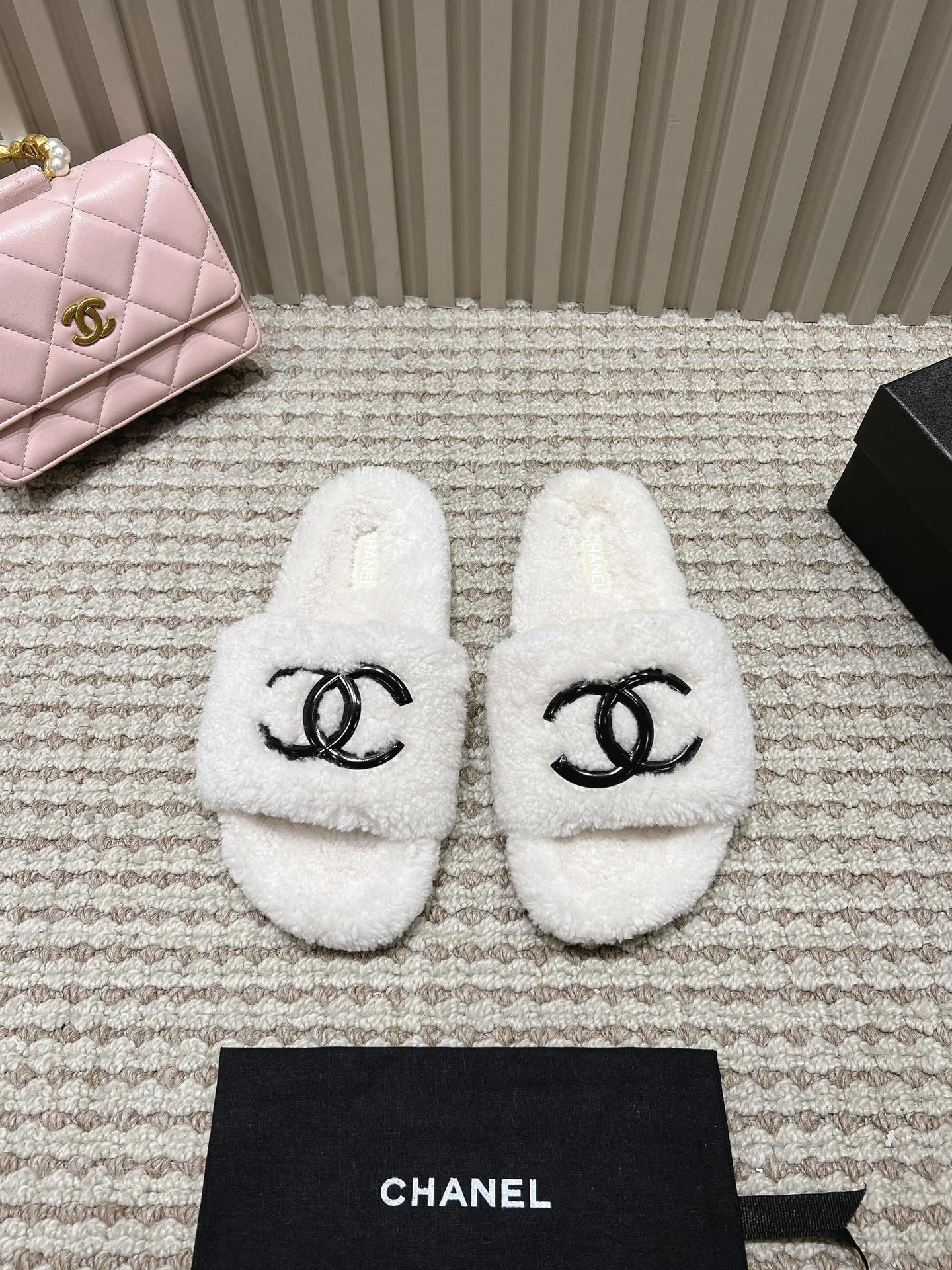NO:440617,Chanel glue-drop model The latest model has been launched. Only made of genuine leather and genuine wool. Size 35-42, Note (customized for 41-42), fur shoes, chanel19860909香奈儿滴胶款 最新款已上线 只做全真皮真羊毛 码数35-42,注（41-42定做）,毛毛鞋,chanel,Women's Shoes