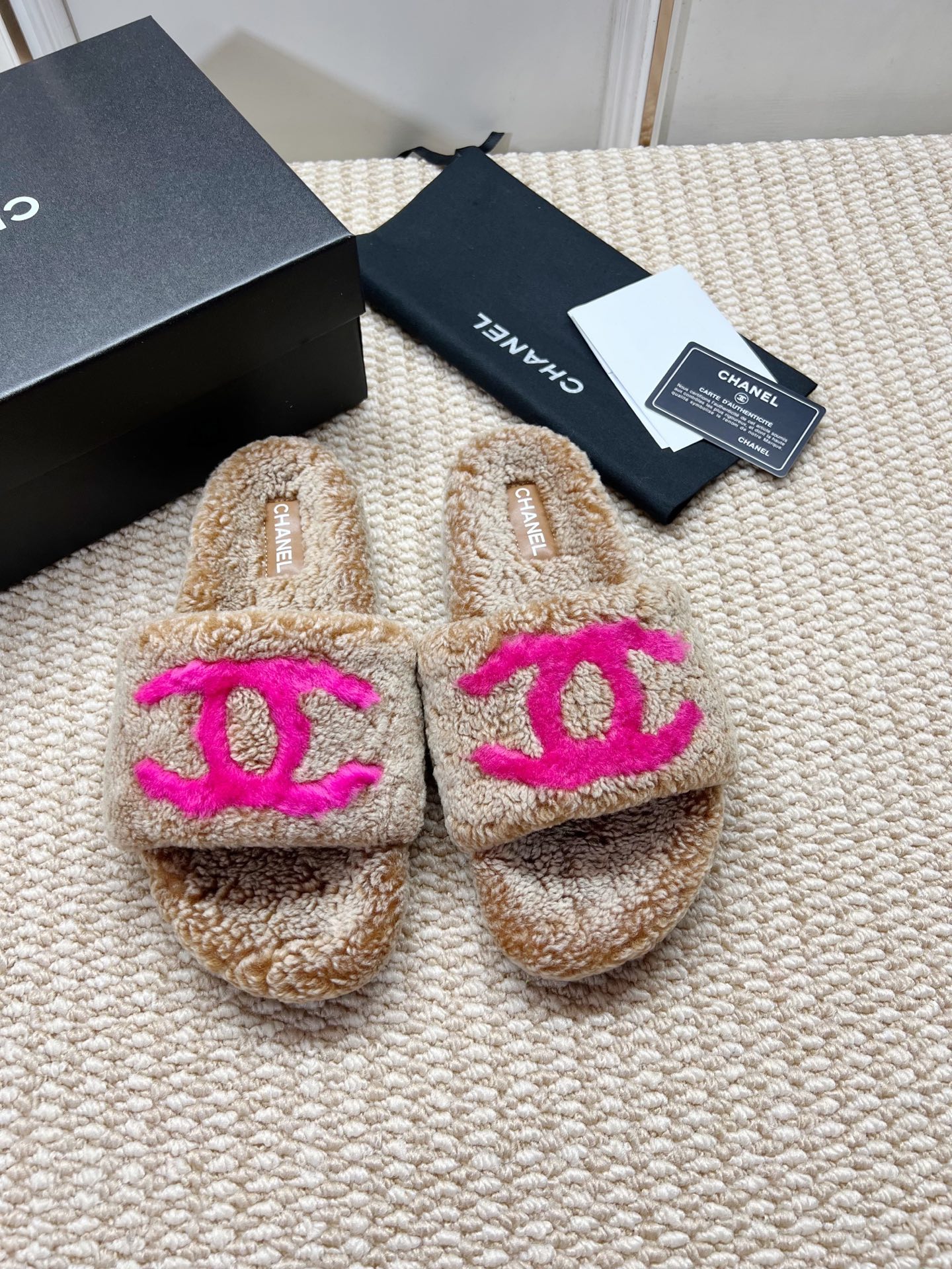 NO:460433,Chanel two-color wool factory-made Chanel thick-soled lazy fashion, leisure-style series trendy fur 1: Fabric genuine leather lamb wool 2: Inner genuine leather lamb wool 3: Foot-pad genuine leather lamb wool 4: Outsole wear-resistant non-slip rubber sole 5: Size 35–42, [Note 41-42 customized], fur shoes and slippers, chanel, slippers19860909香奈儿双色毛 工厂出 香奈儿厚底懒人时尚、优闲风系列潮款毛拖 1:面料真皮羊羔毛 2:内里真皮羊羔毛 3:垫脚真皮羊羔毛 4:大底耐磨防滑橡胶大底 5:码数35–42码,【注41—42订做】,毛毛鞋拖鞋,chanel,slippers,Women's Shoes